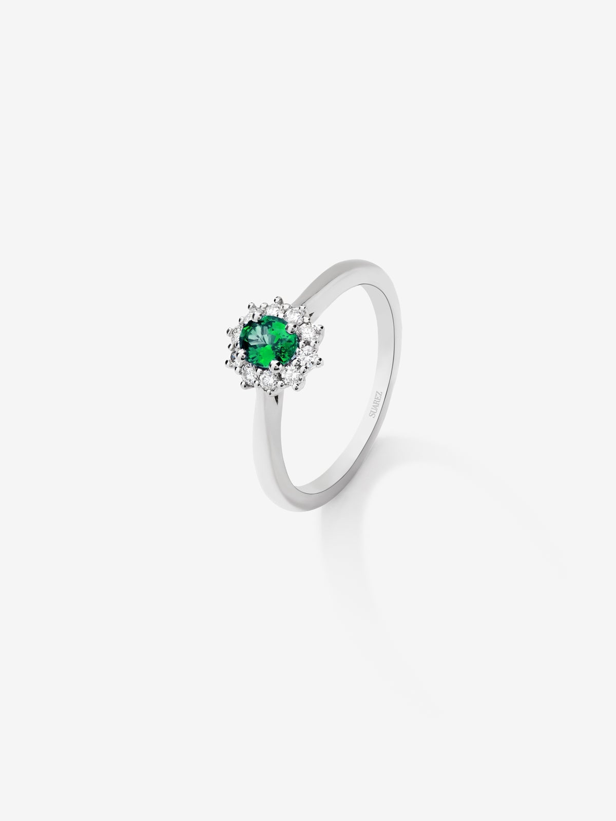 18K white gold ring with oval-cut green emerald of 0.74 cts and 12 brilliant-cut diamonds with a total of 0.25 cts
