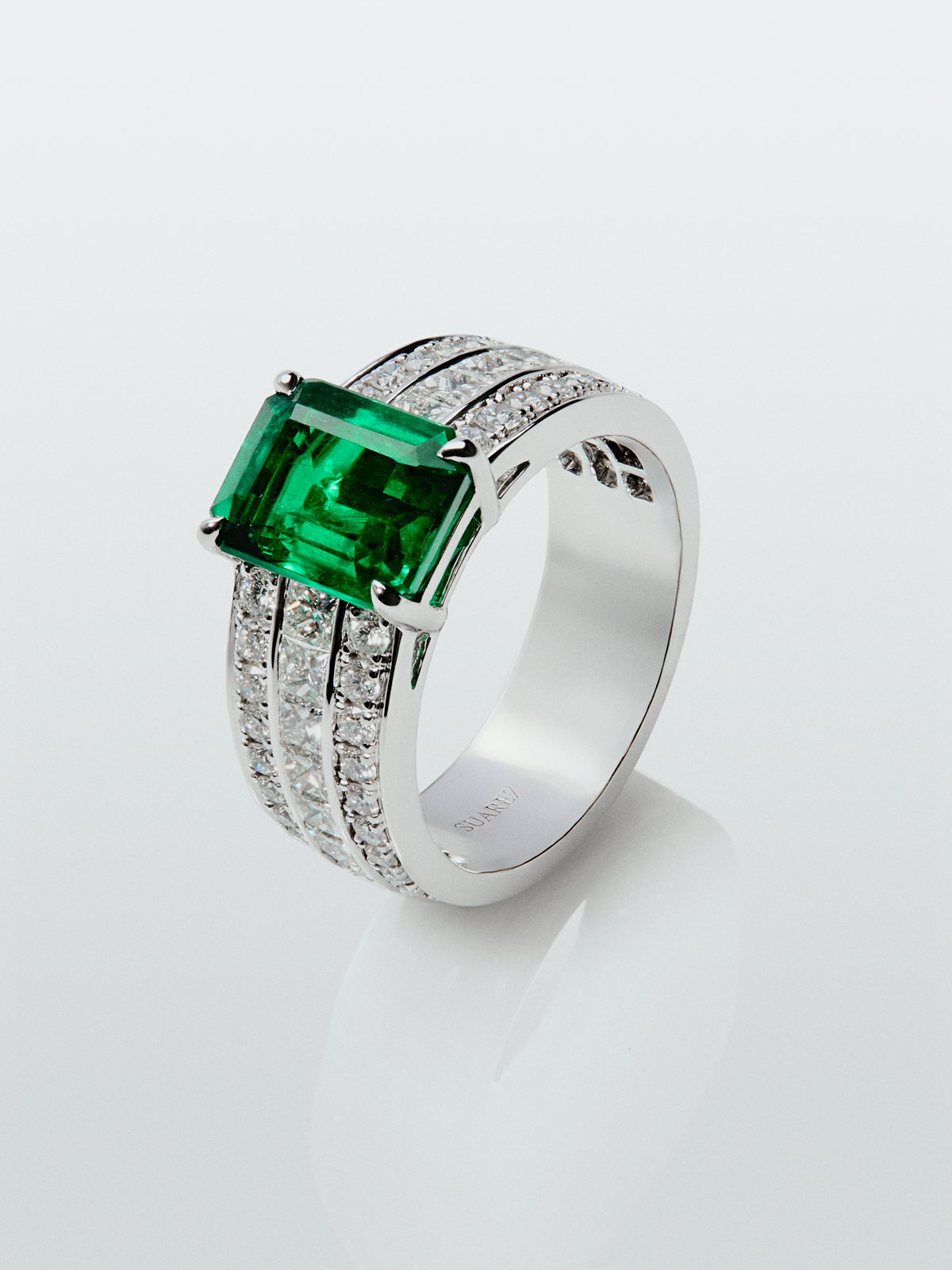 18K white gold ring with octagonal cut emerald of 2.522 cts, 44 brilliant cut diamonds with a total of 0.81 cts and 12 princess cut diamonds with a total of 0.76 cts