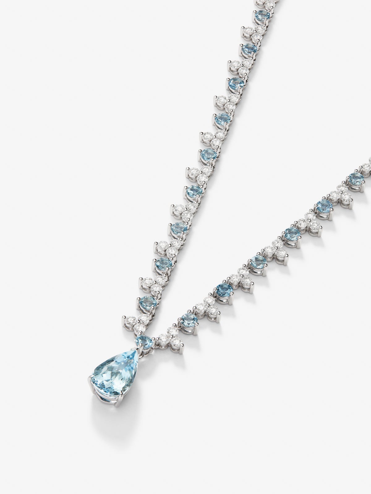 18K white gold rivière necklace with pear-cut blue aquamarine of 3 cts, 38 brilliant-cut blue aquamarines with a total of 5.7 cts and 114 brilliant-cut diamonds with a total of 6.25 cts