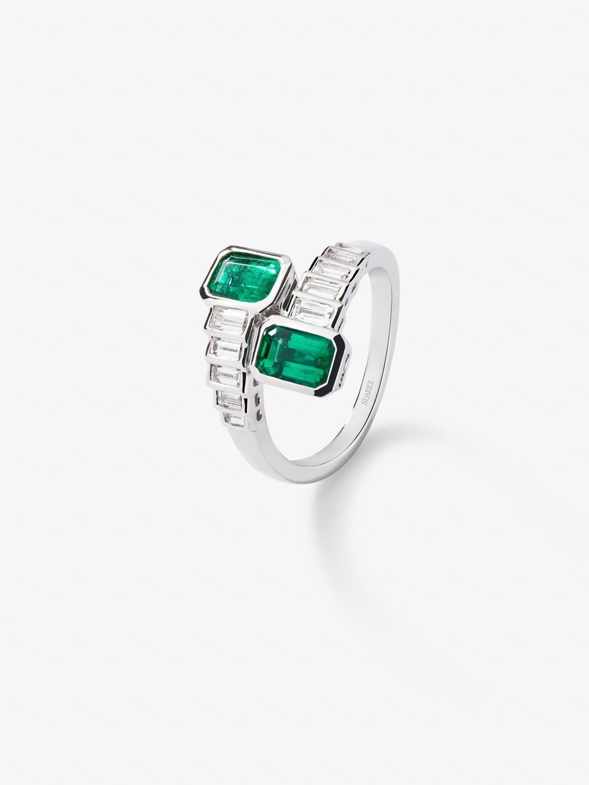 Anillo tú y yo de oro blanco de 18K con 2 esmeraldas verdes en talla octogonal con un total de 1,28 cts y 10 diamantes en talla baguette con un total de 0,57 cts