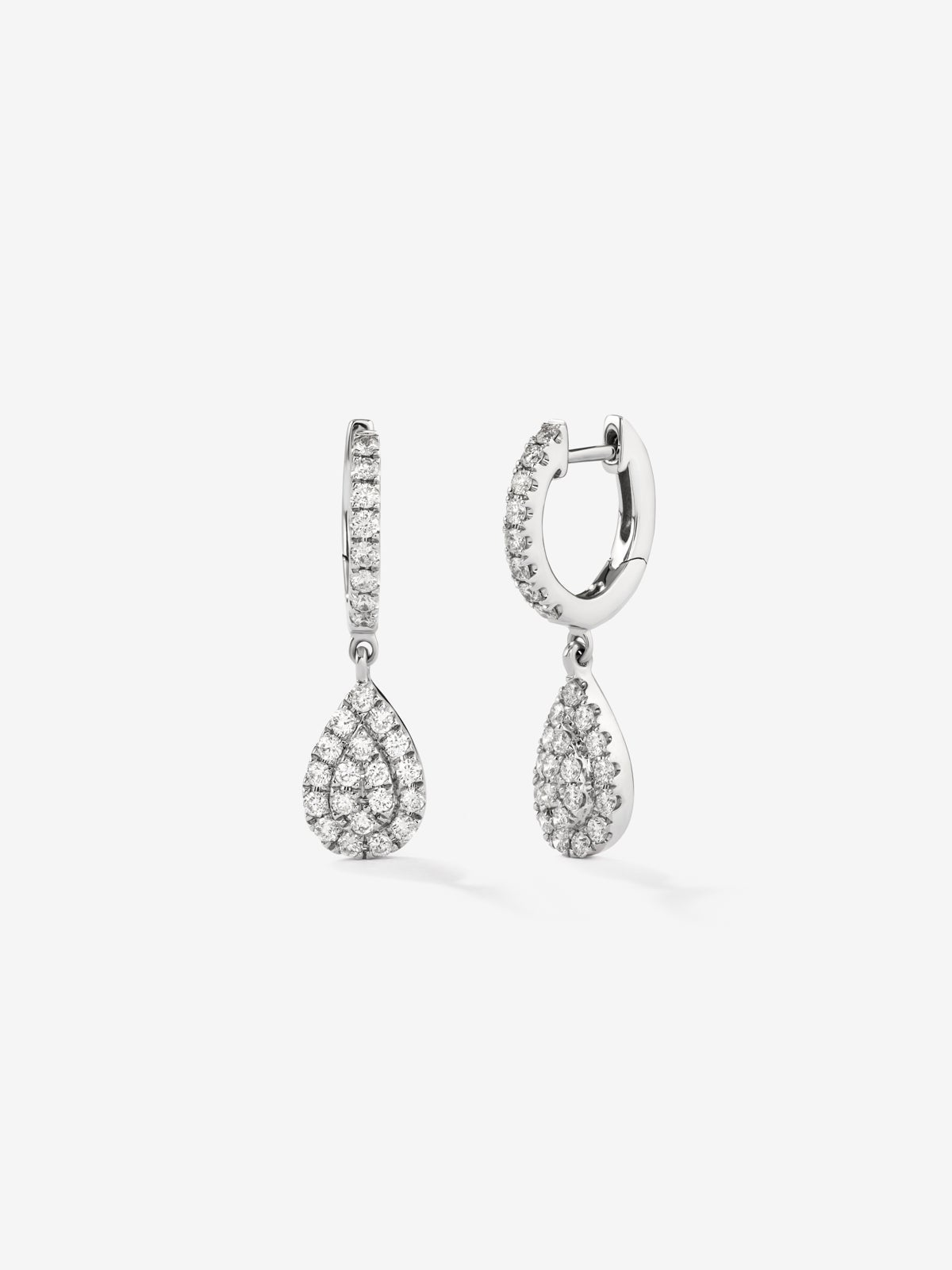 Pendientes de oro blanco de 18K con 54 diamantes en talla brillante con un total de 0,52 cts