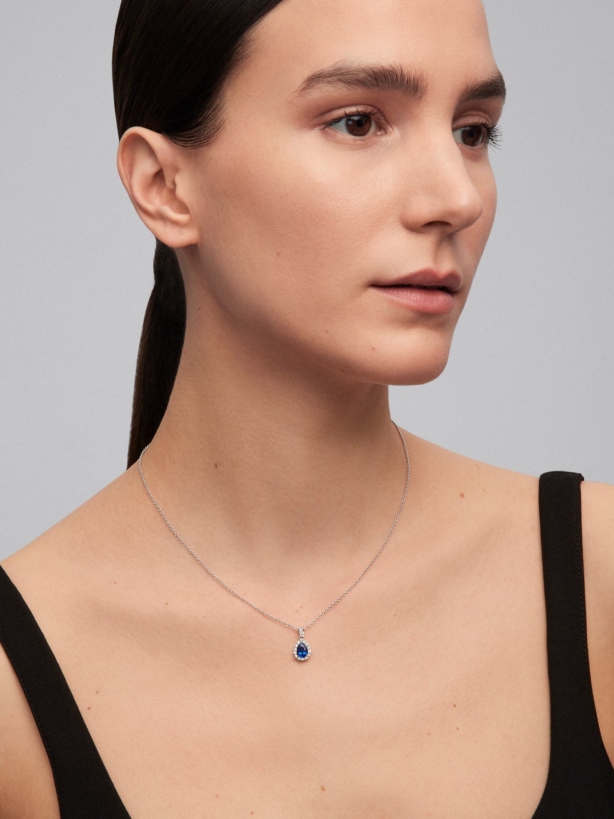 18K white gold pendant with pear-cut blue sapphire of 1.17 cts and 18 brilliant-cut diamonds with a total of 0.19 cts