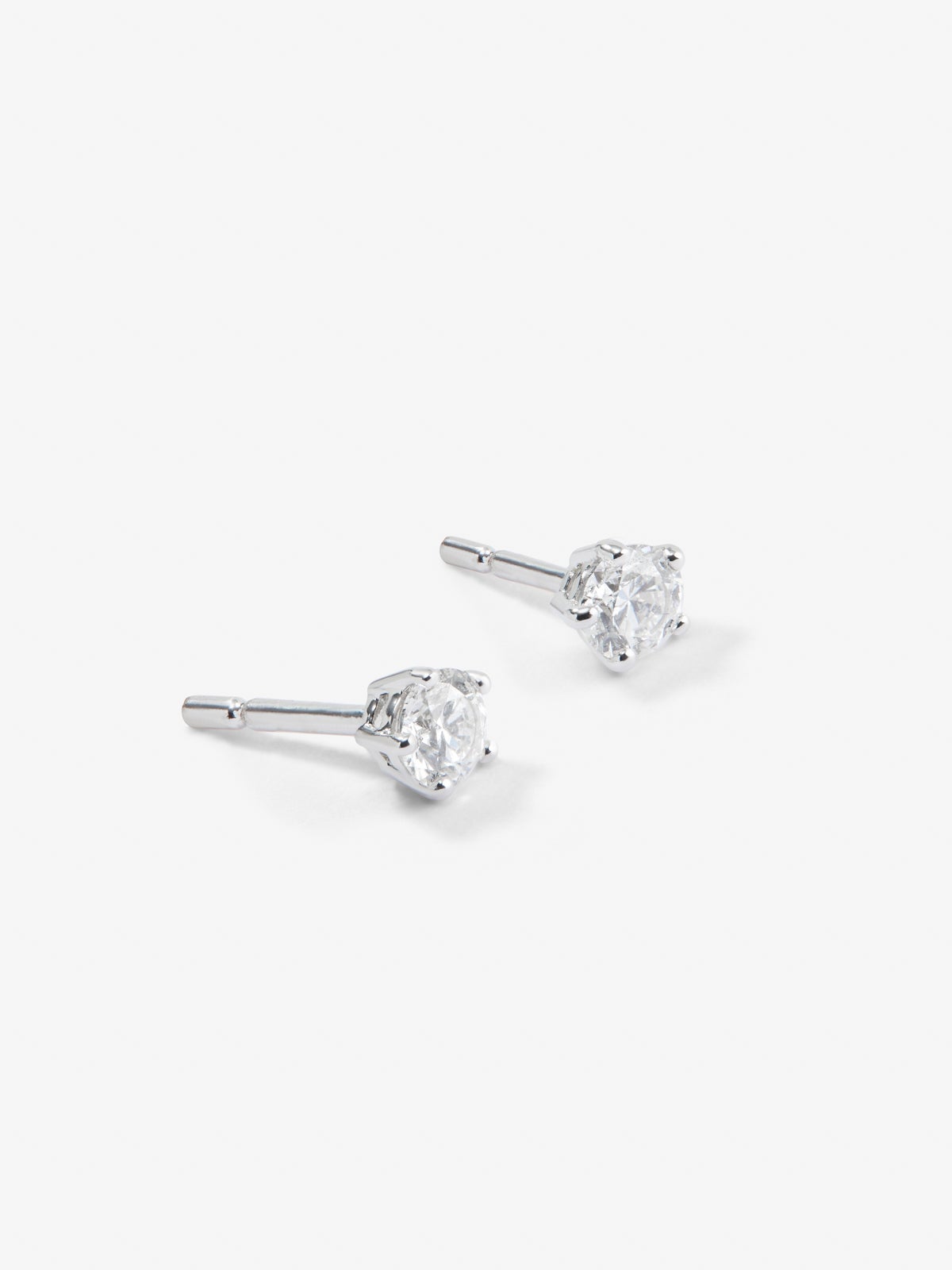 Solitary 18k White gold earrings with white diamonds