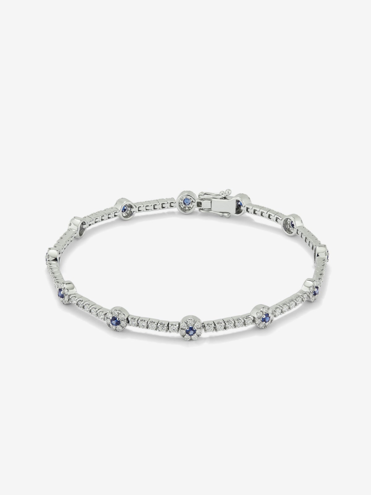 Pulsera de oro blanco de 18K con 143 diamantes en talla brillante con un total de 1,66 cts y 12 zafiros azules en talla brillante con un total de 0,5 cts