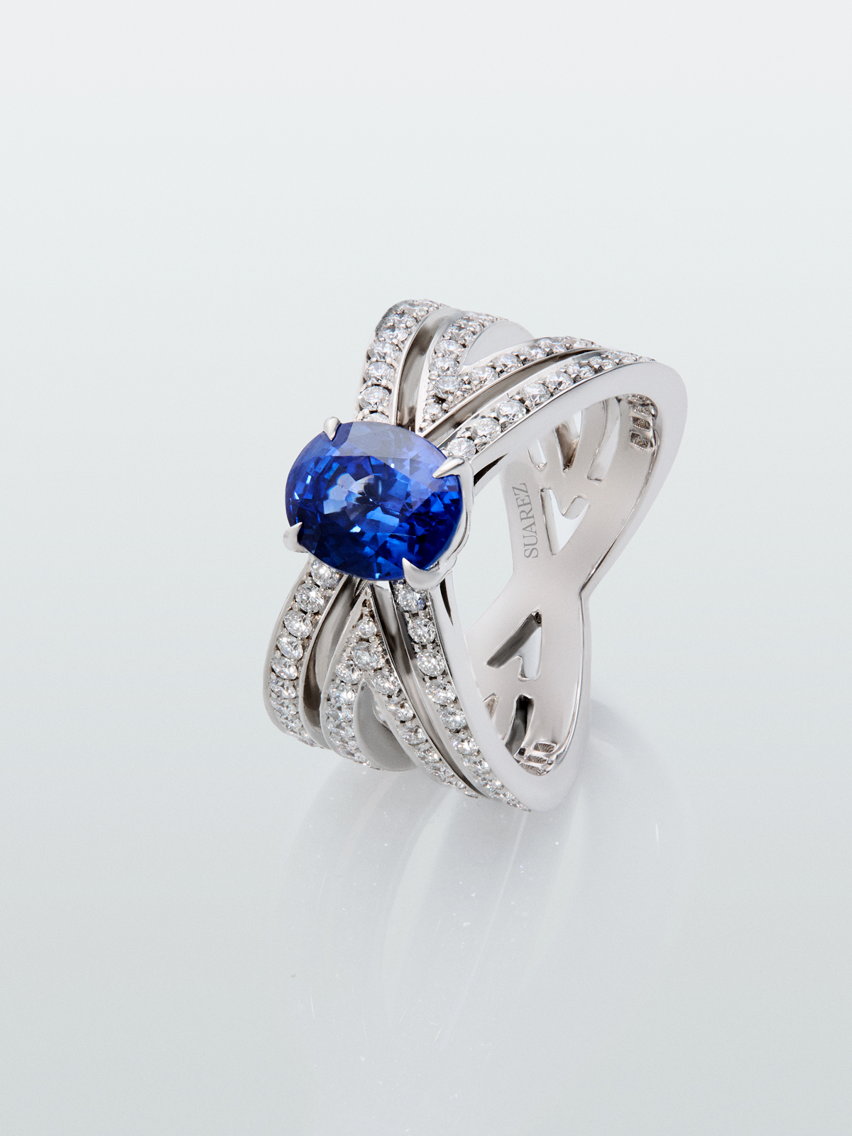 18K white gold multi-arm ring with oval-cut blue sapphire of 2.39 cts and brilliant-cut diamonds with a total of 0.98 cts