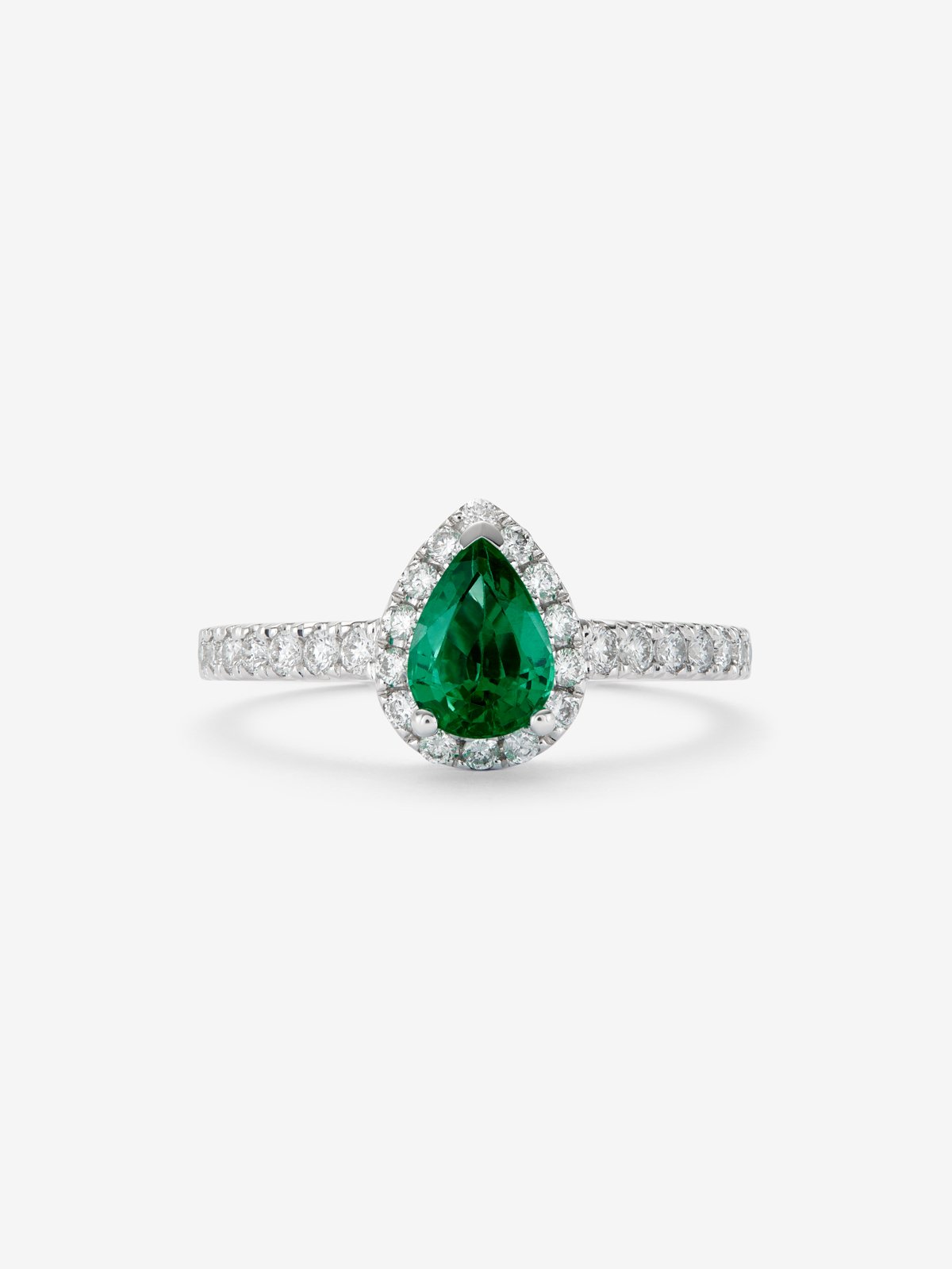 Anillo de oro blanco de 18K con esmeralda verde en talla pera de 0,66 cts y diamantes en talla brillante con un total de 0,34 cts