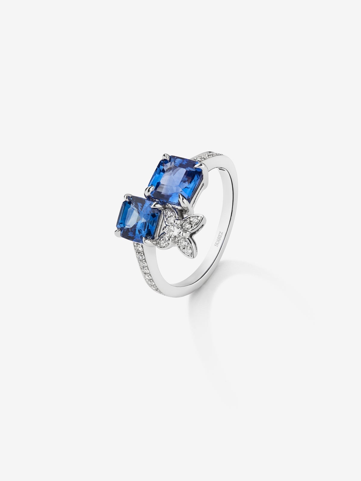 Anillo de oro blanco de 18K con 2 zafiros azules en talla octogonal con un total de 1,09 cts y 17 diamantes en talla brillante con un total de 0,16 cts