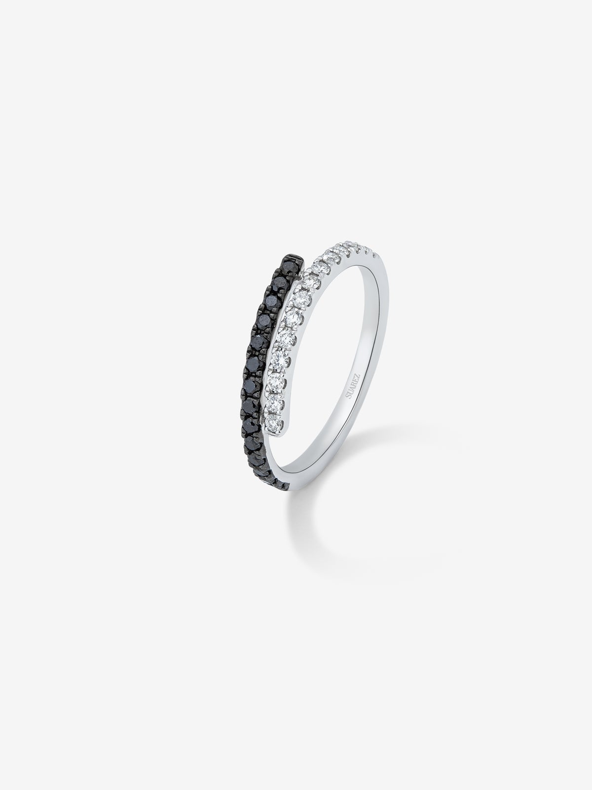 Anillo de oro blanco de 18K con 14 diamantes blancos en talla brillante con un total de 0,17 cts y 14 diamantes negros en talla brillante con un total de 0,19 cts