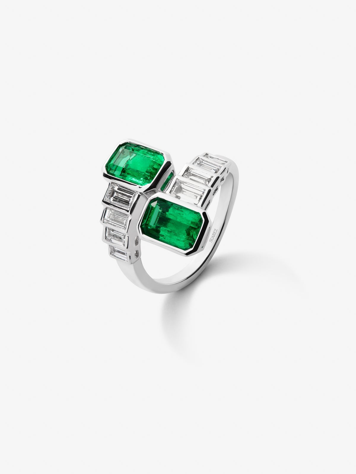 You and me ring in 18K white gold with 2 octagonal-cut green emeralds with a total of 2.71 cts and 8 baguette-cut diamonds with a total of 1.08 cts