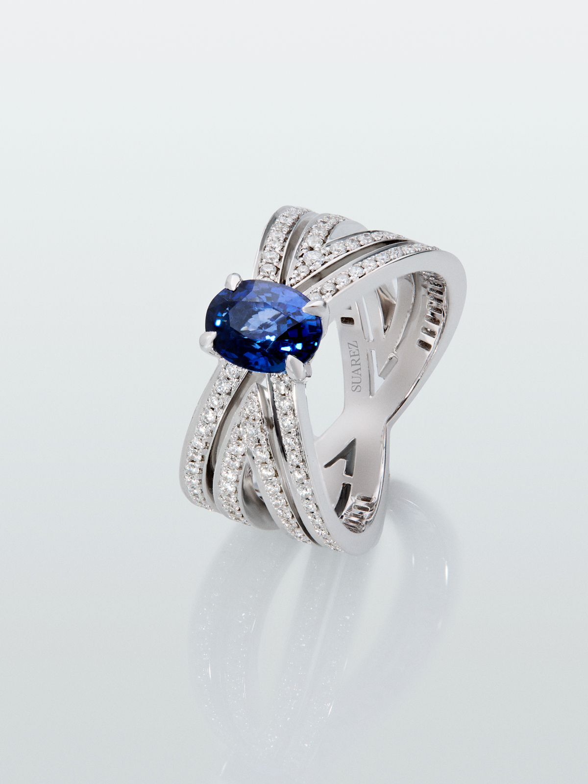 18K white gold multi-arm ring with oval-cut blue sapphire of 1.8 cts and brilliant-cut diamonds with a total of 0.71 cts