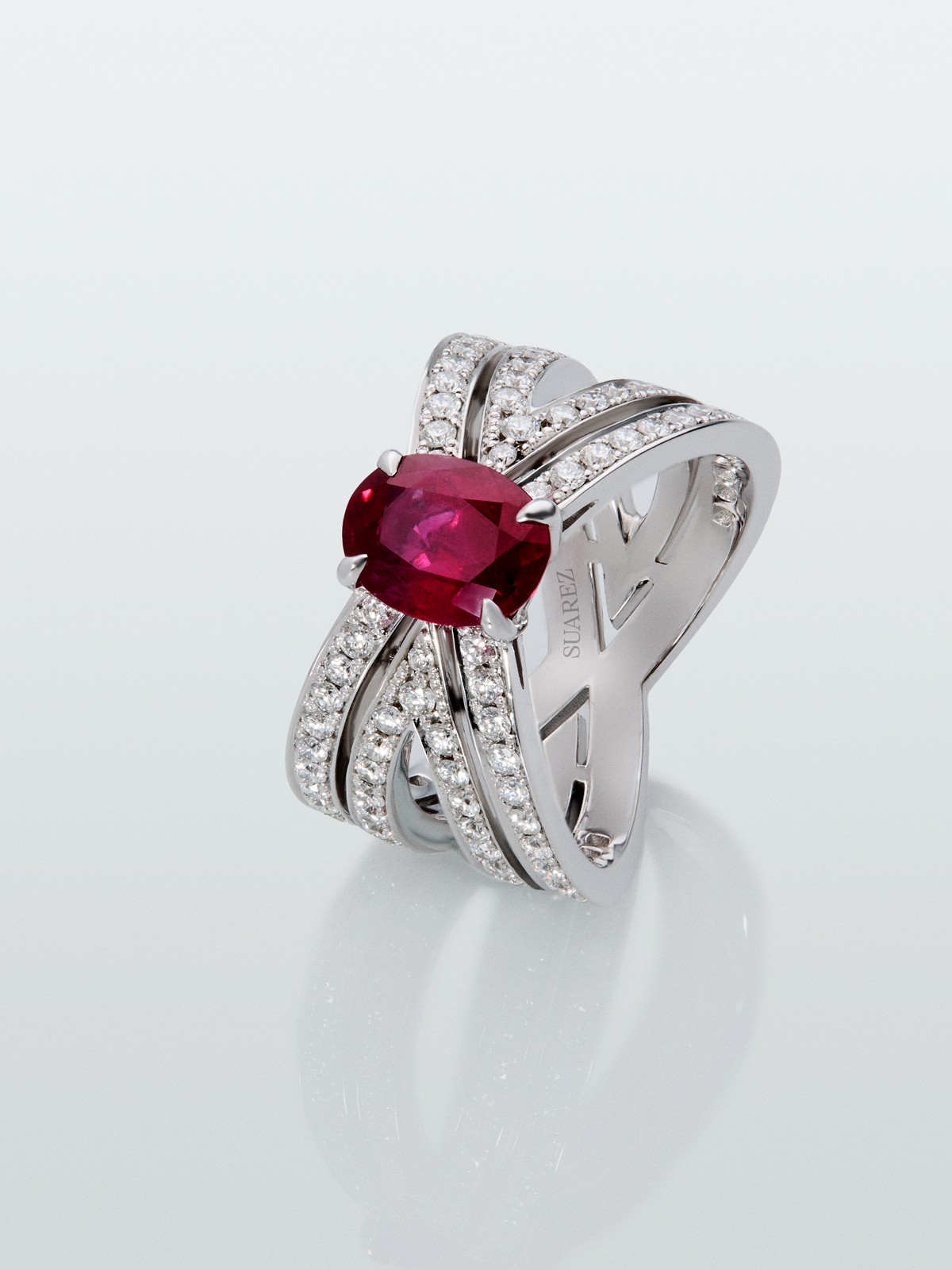 18K white gold multi-arm ring with oval-cut red sapphire of 1.97 cts and brilliant-cut diamonds with a total of 1.06 cts