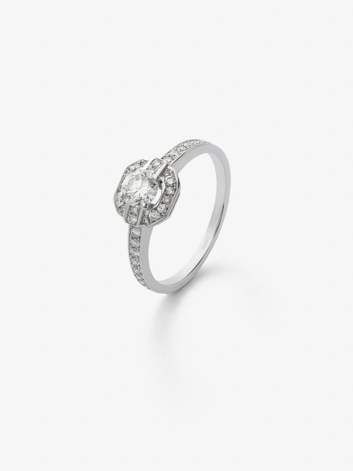 Anillo de oro blanco de 18K con un diamante en talla brillante central de 0,4 cts y 34 diamantes en talla brillante con un total de 0,24 cts