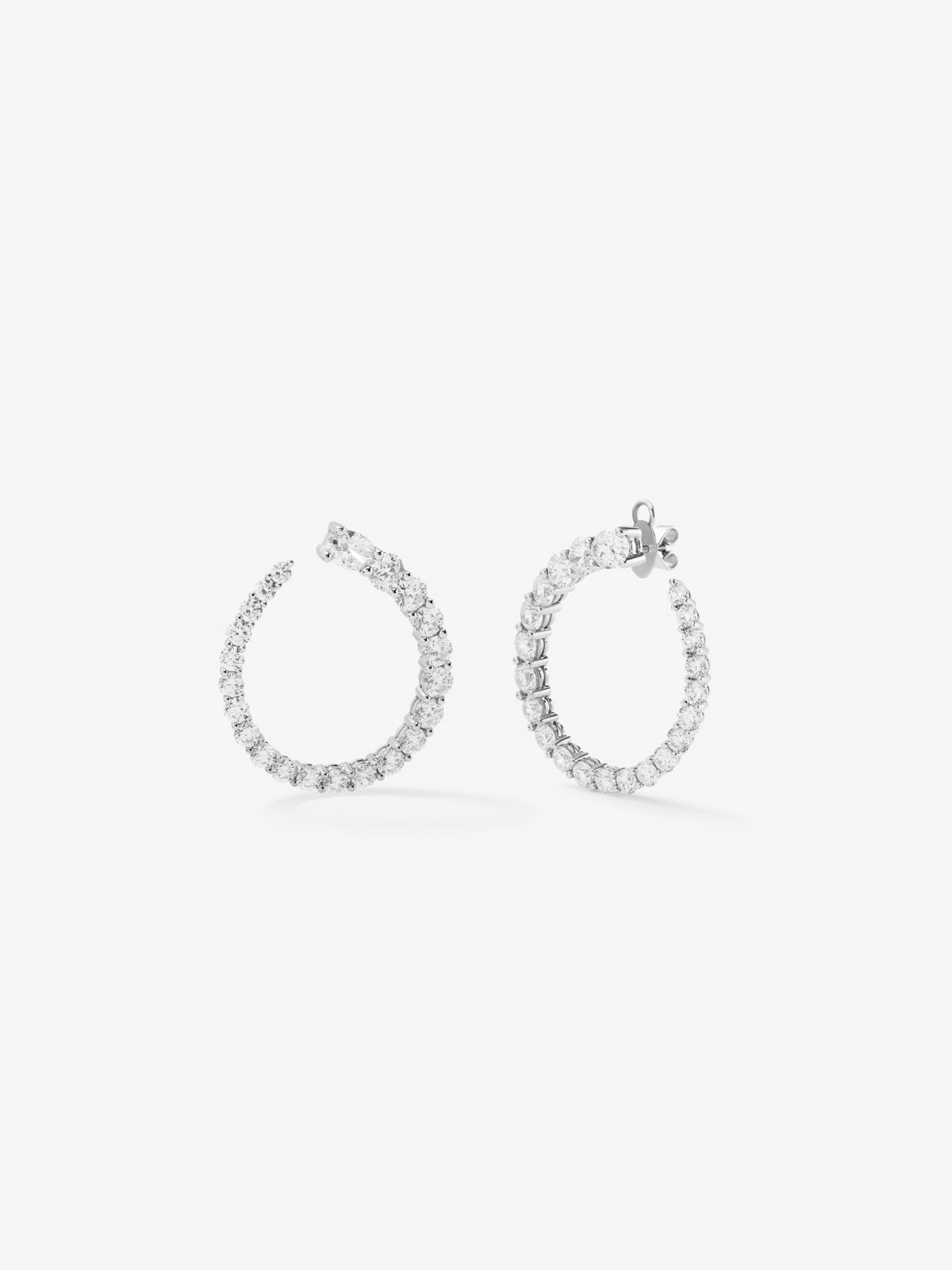 18K white gold hoop earrings with 26 brilliant-cut diamonds with a total of 5.13 cts