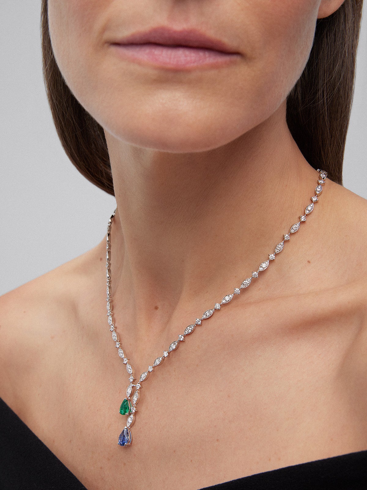 18K white gold necklace with intense blue pear-cut sapphire of 1.76 cts, pear-cut green emerald of 0.96 cts and 163 brilliant-cut diamonds with a total of 6.48 cts