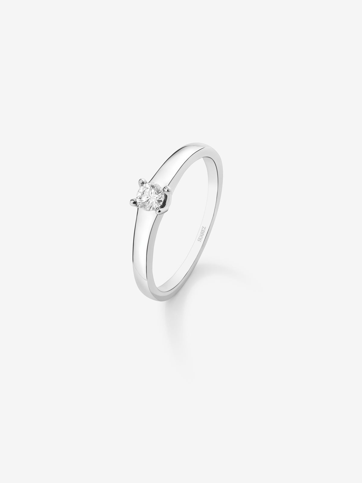 Anillo solitario de oro blanco de 18K con diamante en talla brillante de 0,15 cts