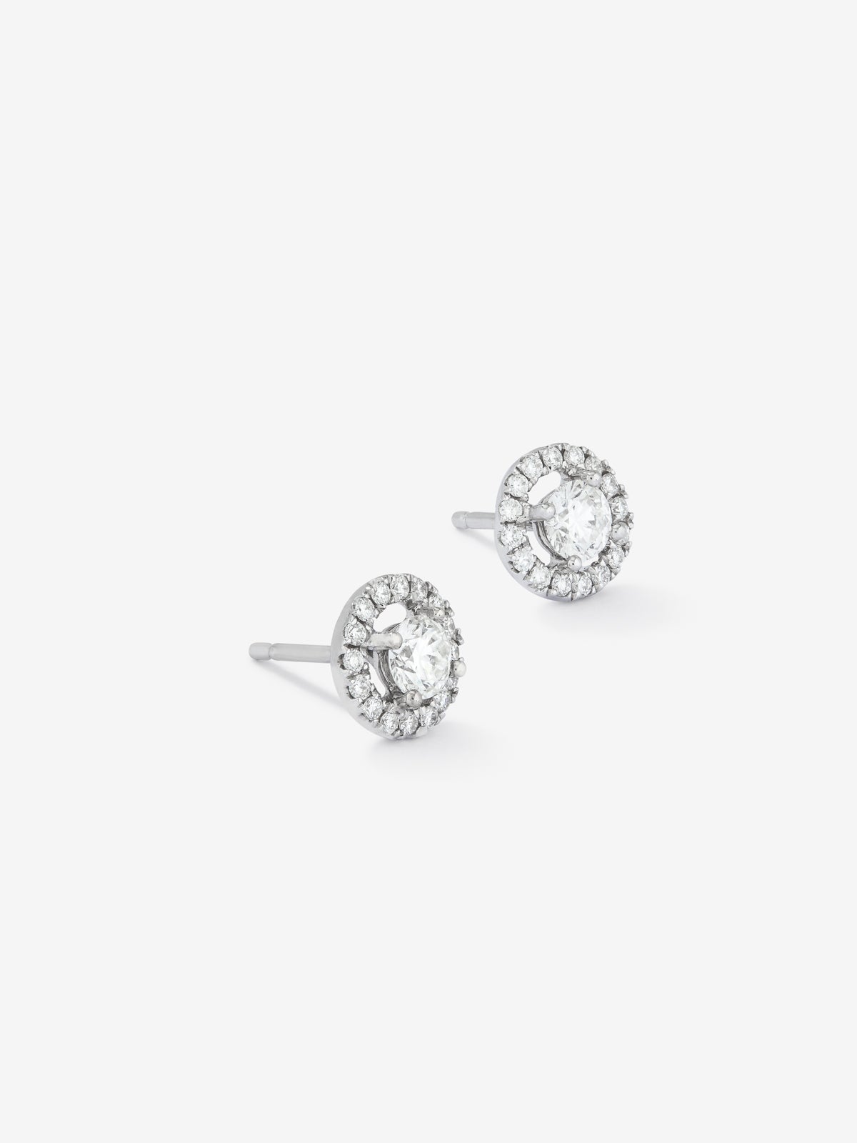 Pendientes de oro blanco de 18K con diamante solitario y orla de diamantes