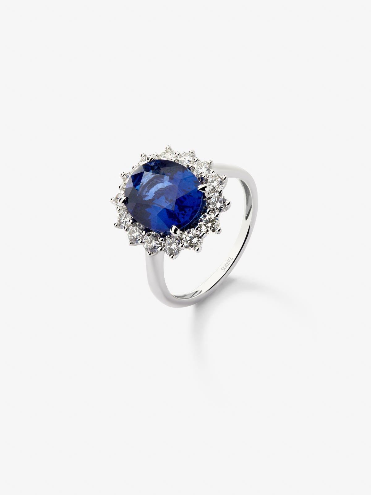 18K white gold ring with oval-cut royal blue sapphire of 4.19 cts and 14 brilliant-cut diamonds with a total of 0.73 cts