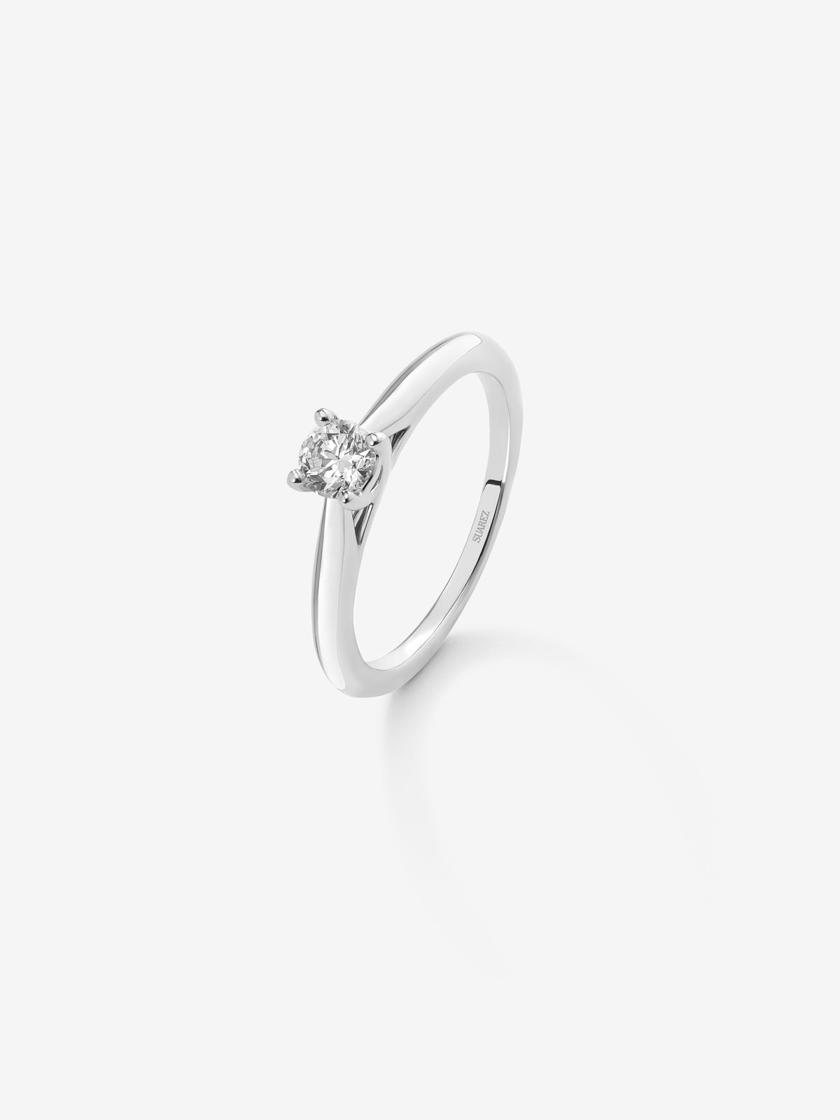 Anillo solitario de oro blanco de 18K con diamante en talla brillante de 0,08 cts