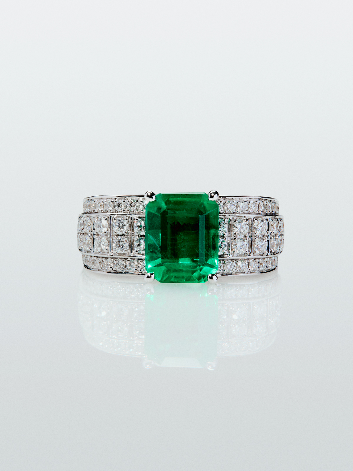18K white gold ring with octagonal cut emerald of 2.73 cts and 124 brilliant cut diamonds with a total of 0.861 cts