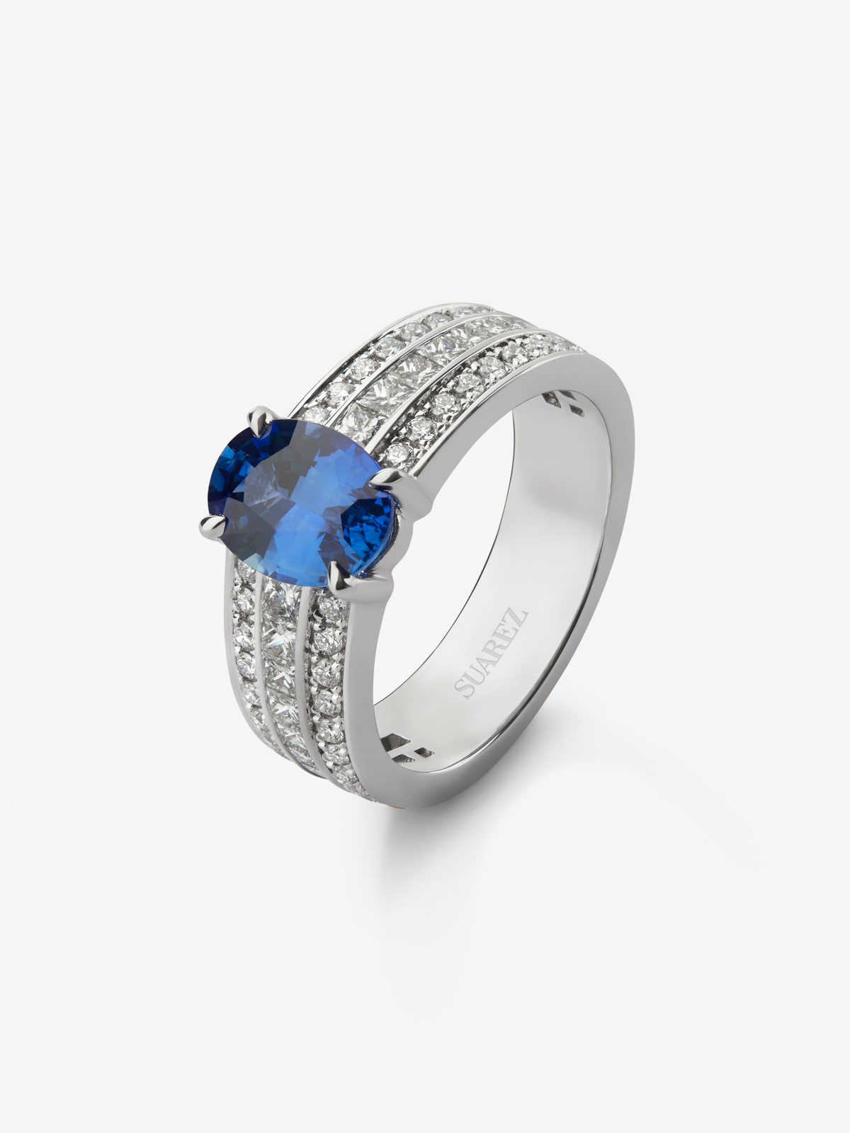 18K white gold ring with oval-cut royal blue sapphire of 2.53 cts, 44 brilliant-cut diamonds with a total of 0.37 cts and 22 princess-cut diamonds with a total of 0.58 cts