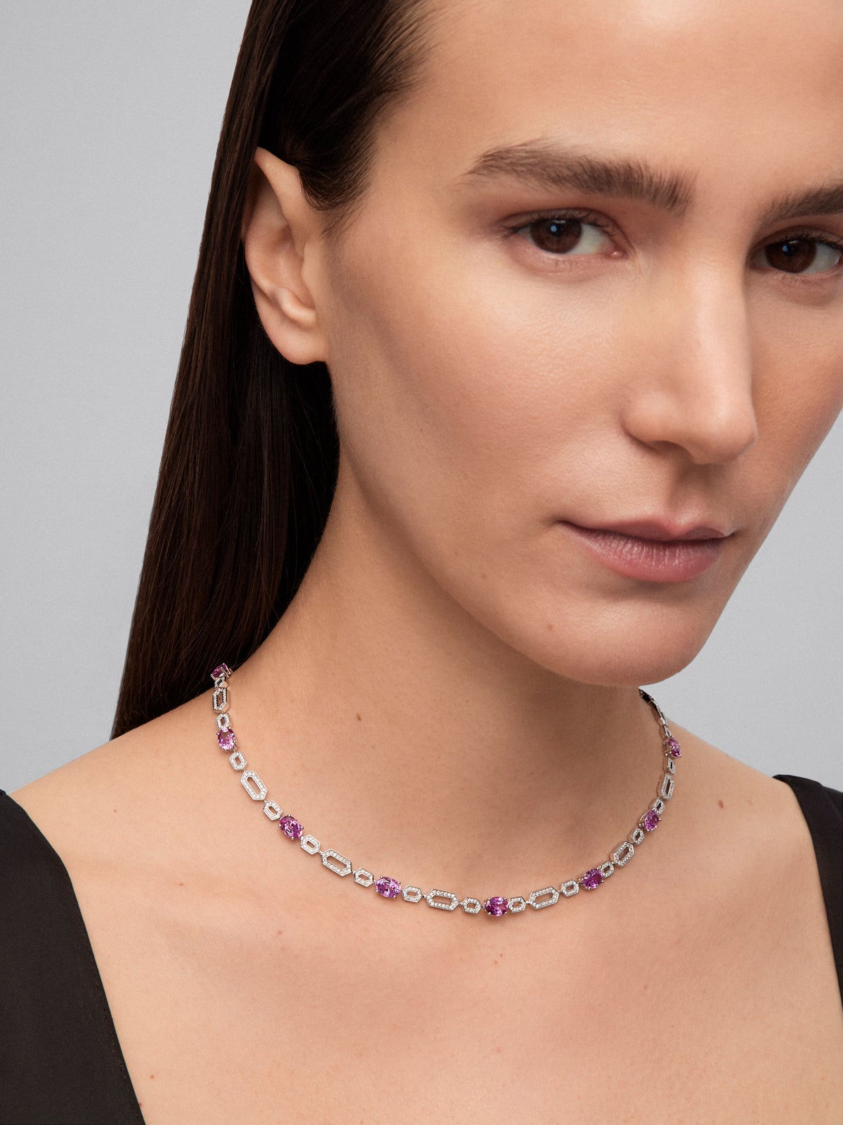 18K white gold necklace with 13 oval-cut vivid pink sapphires with a total of 14.43 cts and 572 brilliant-cut diamonds with a total of 1.73 cts