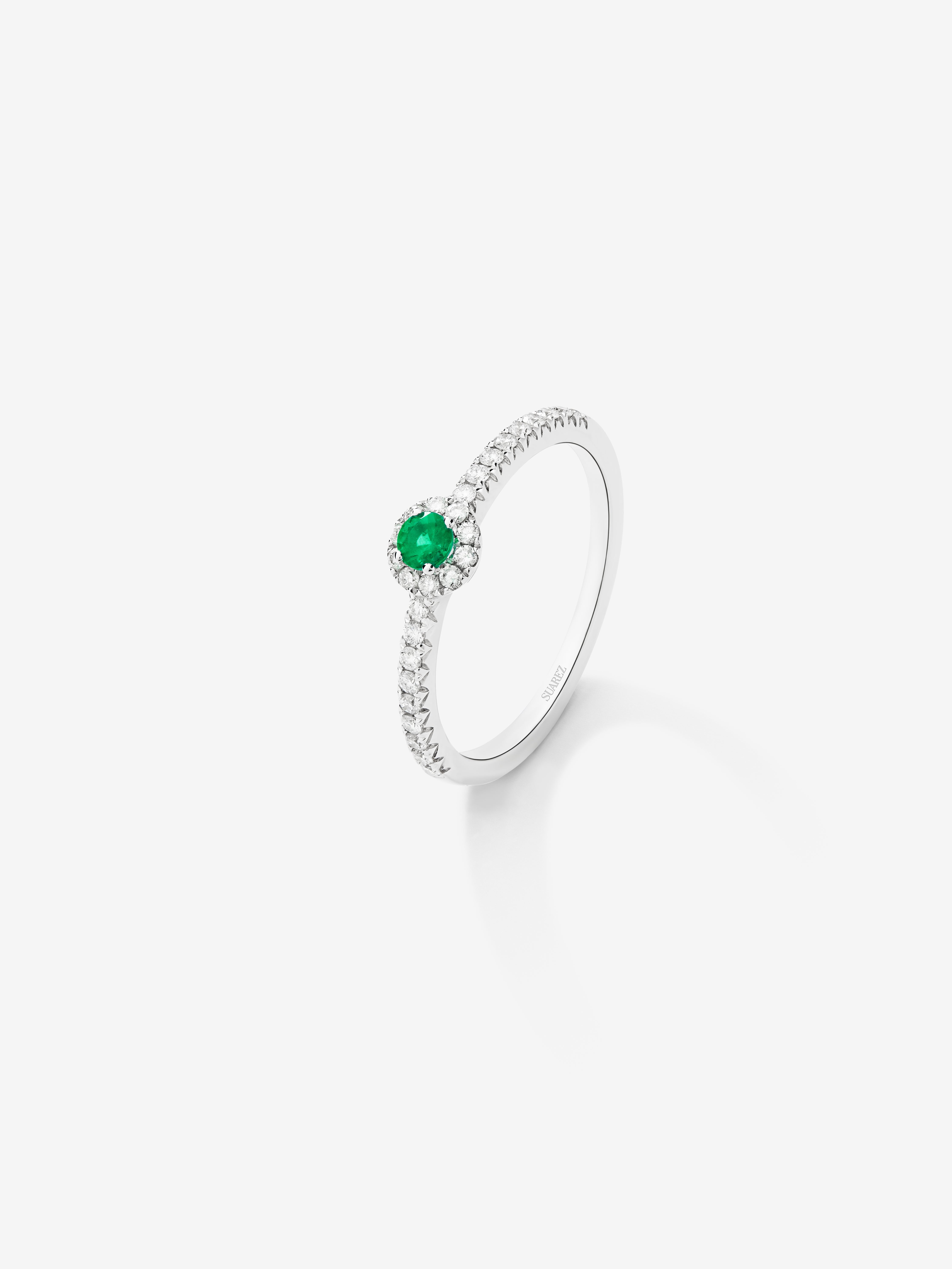 18K white gold ring with brilliant-cut emerald of 0.15 cts and arm and border of 26 brilliant-cut diamonds with a total of 0.27 cts