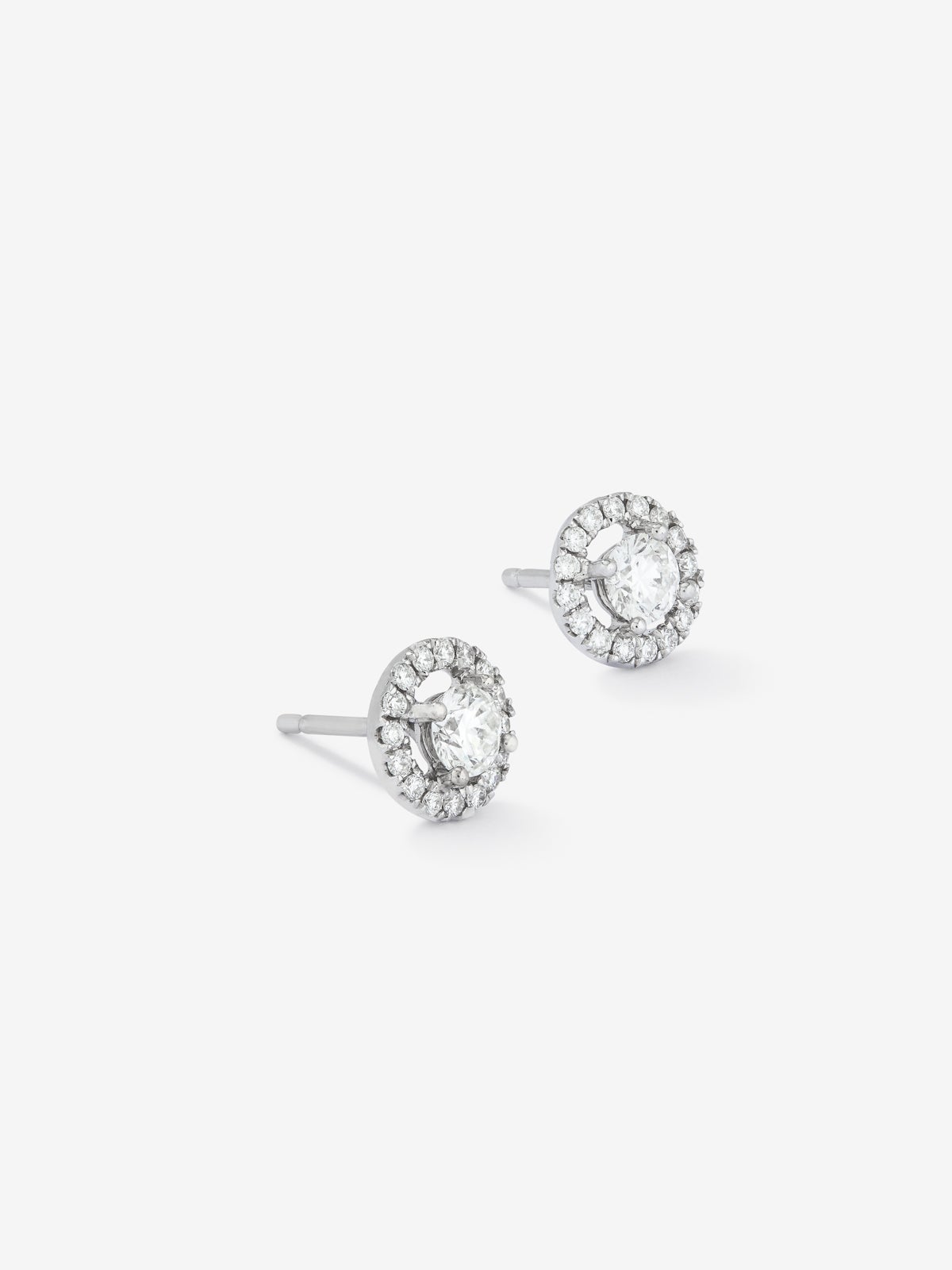 18K white gold earrings with two central brilliant-cut diamonds with a total of 0.4 cts and a border of 30 brilliant-cut diamonds of 0.18 cts