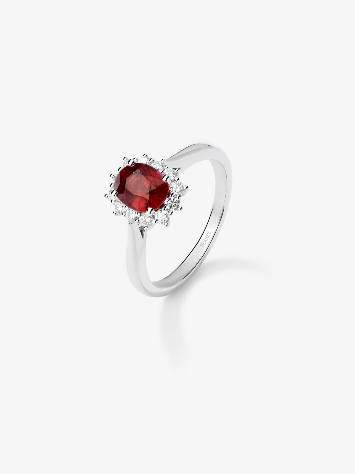 18K white gold ring with oval-cut red ruby ​​of 0.68 cts and 12 brilliant-cut diamonds with a total of 0.18 cts