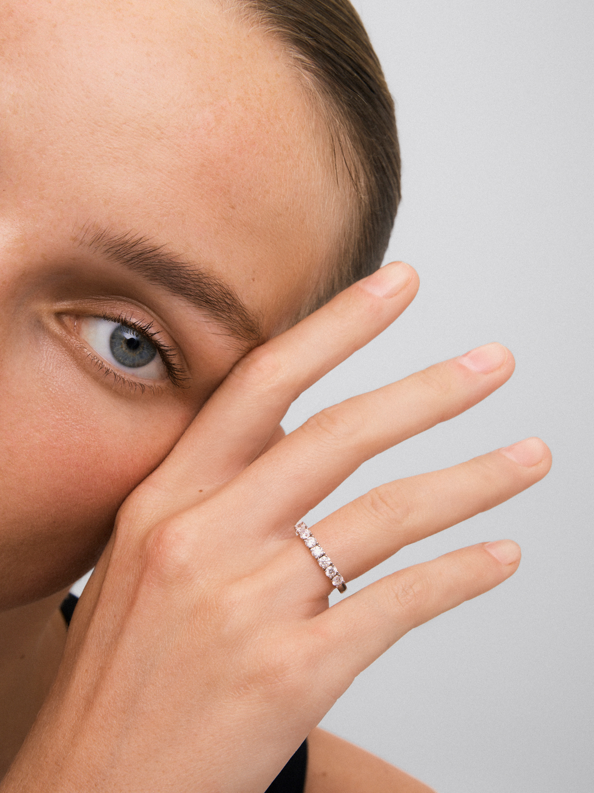 Media alianza de oro blanco de 18K con 9 diamantes en talla brillante con un total de 0,91 cts