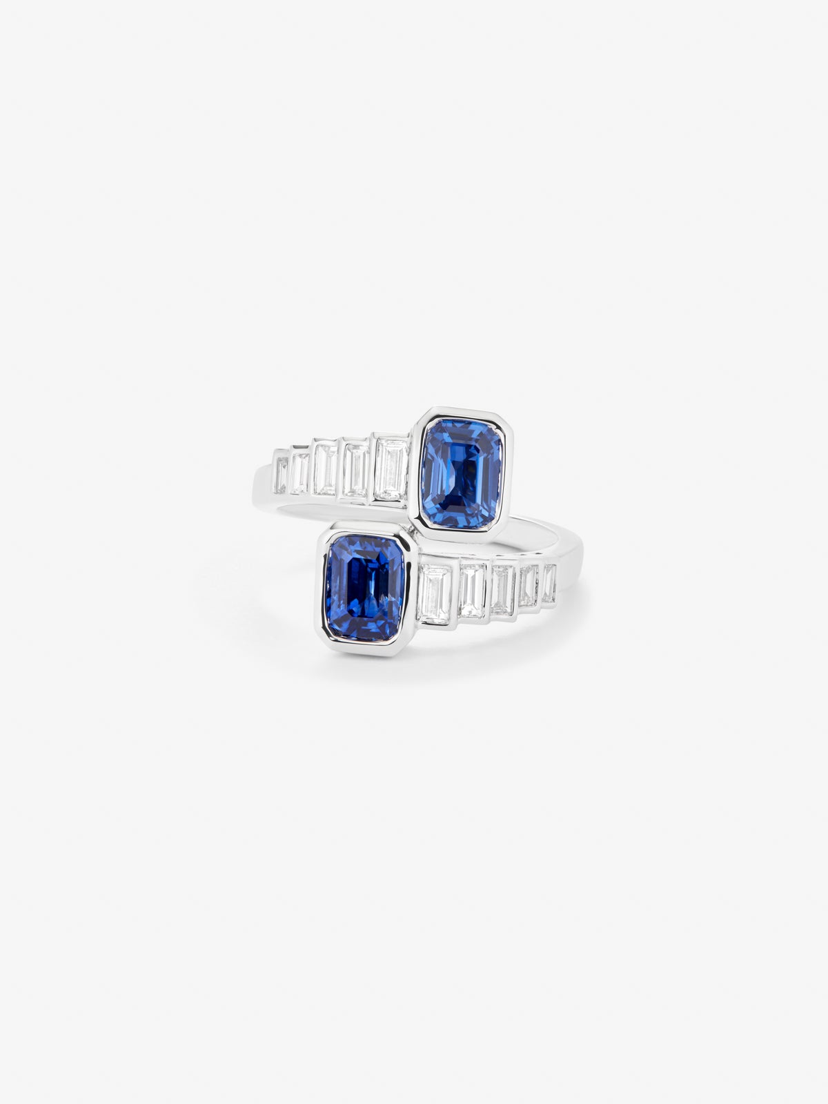 Anillo tú y yo de oro blanco de 18K con zafiros azul y azul vivid en talla octogonal de 2,2 cts y diamantes blancos en talla baguette de 0,52 cts