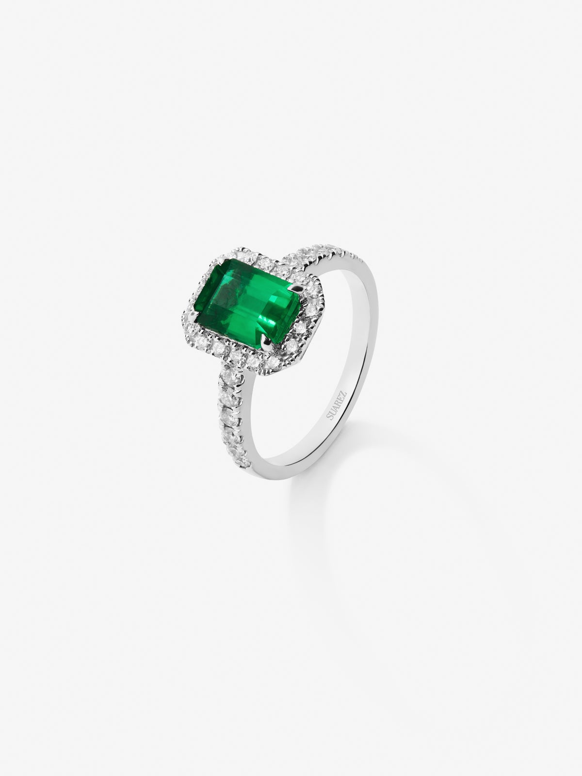 Anillo de oro blanco de 18K con esmeralda verde en talla octogonal de 1,67 cts y orla y brazo de 30 diamantes en talla brillante con un total de 0,43 cts 