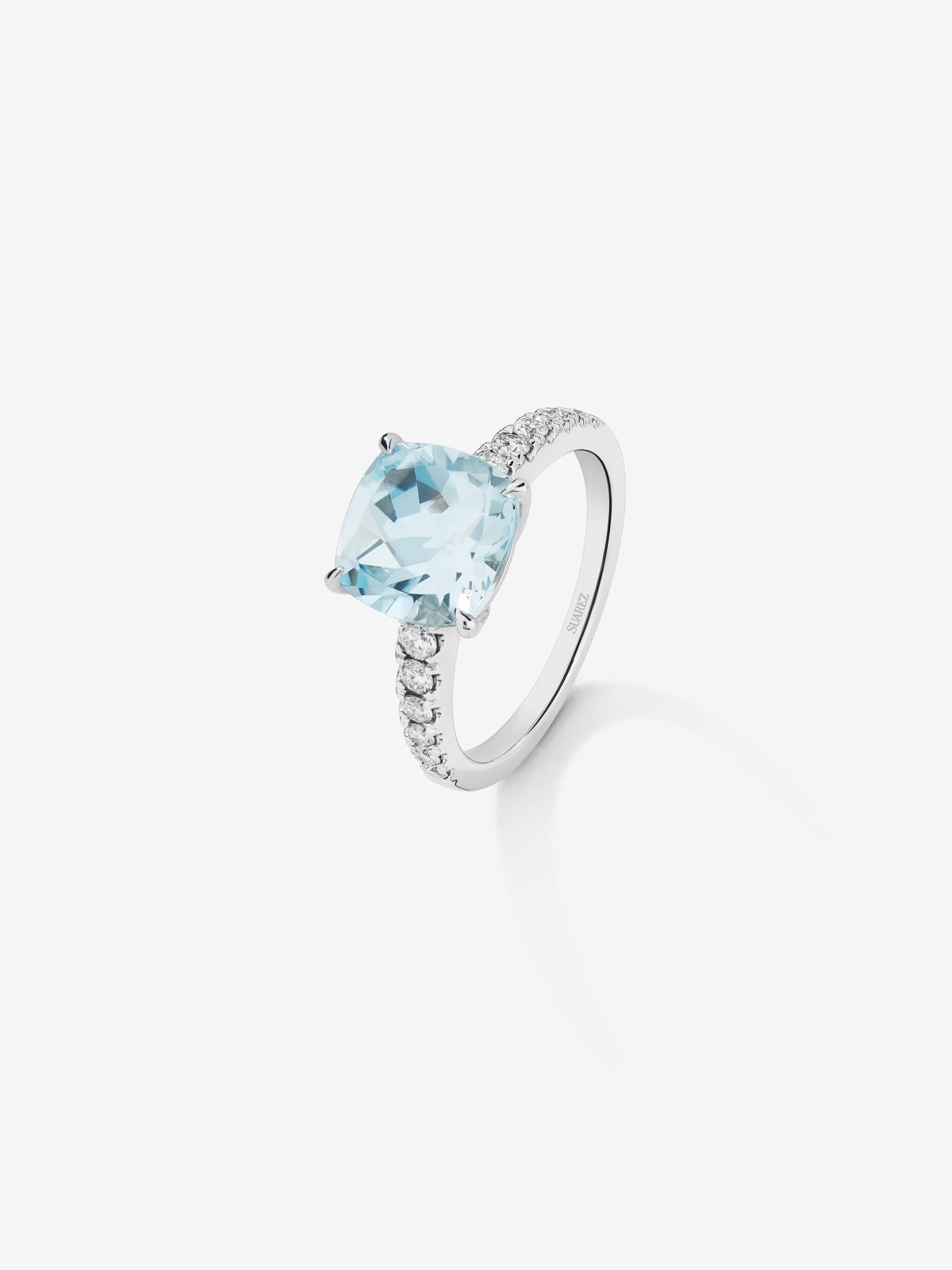 Anillo de oro blanco de 18K con topacio azul sky en talla cushion de 3,72 cts y 12 diamantes en talla brillante con un total de 0,3 cts