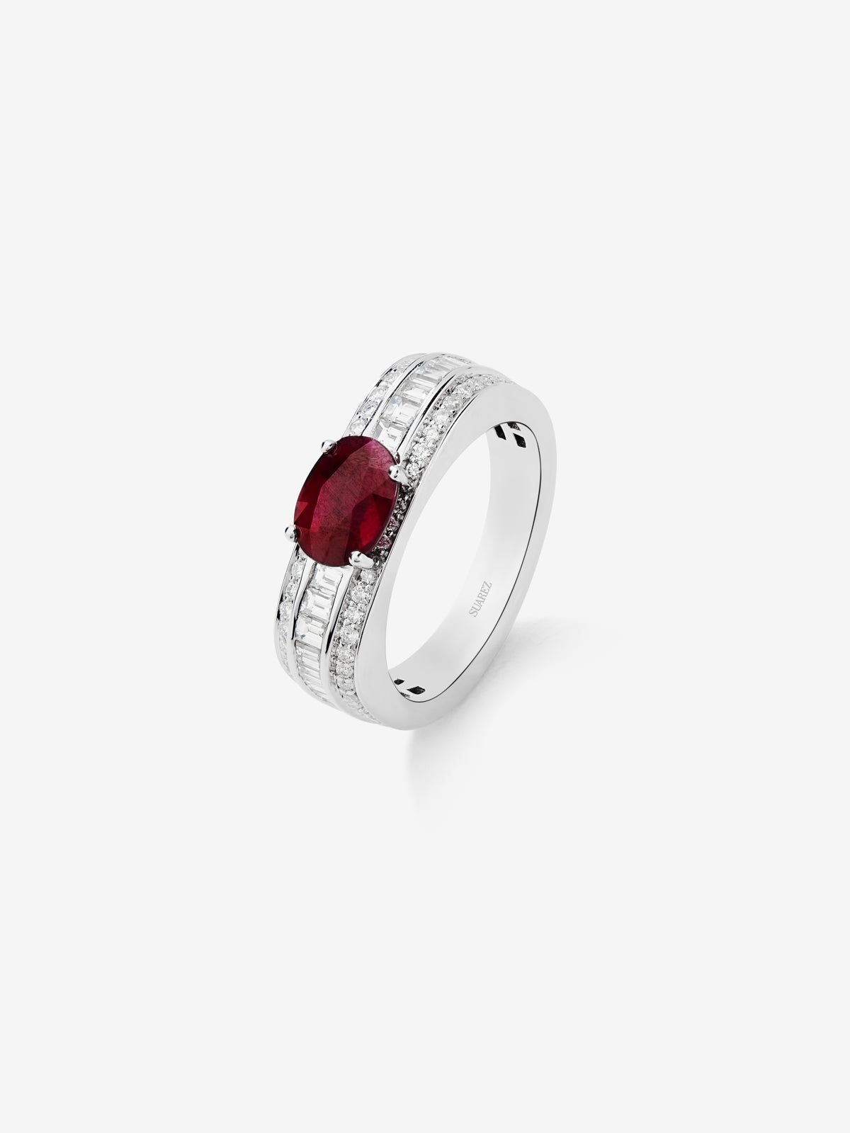 18K white gold ring with pigeon blood red ruby ​​in oval cut of 1.49 cts and 98 diamonds in baguette and brilliant cut with a total of 0.81 cts