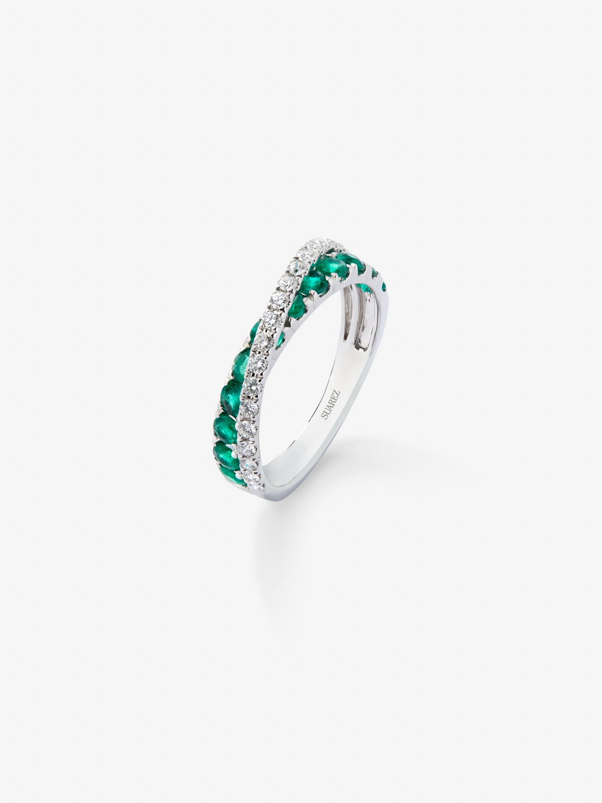 18K white gold cross ring with 12 brilliant-cut emeralds with a total of 0.62 cts and 20 brilliant-cut diamonds with a total of 0.2 cts