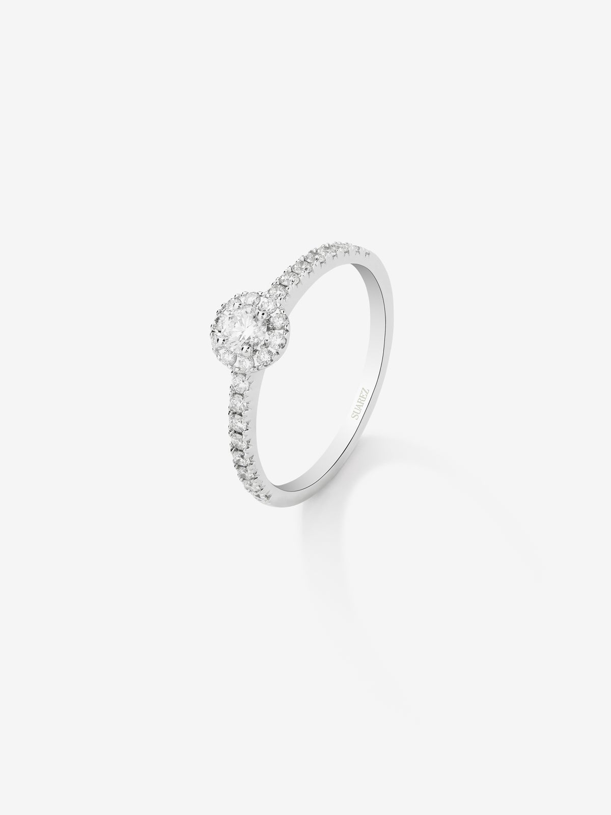 Anillo de oro blanco de 18K con diamante central en talla brillante de 0,1 cts y 28 diamantes en talla brillante con un total de 0,2 cts