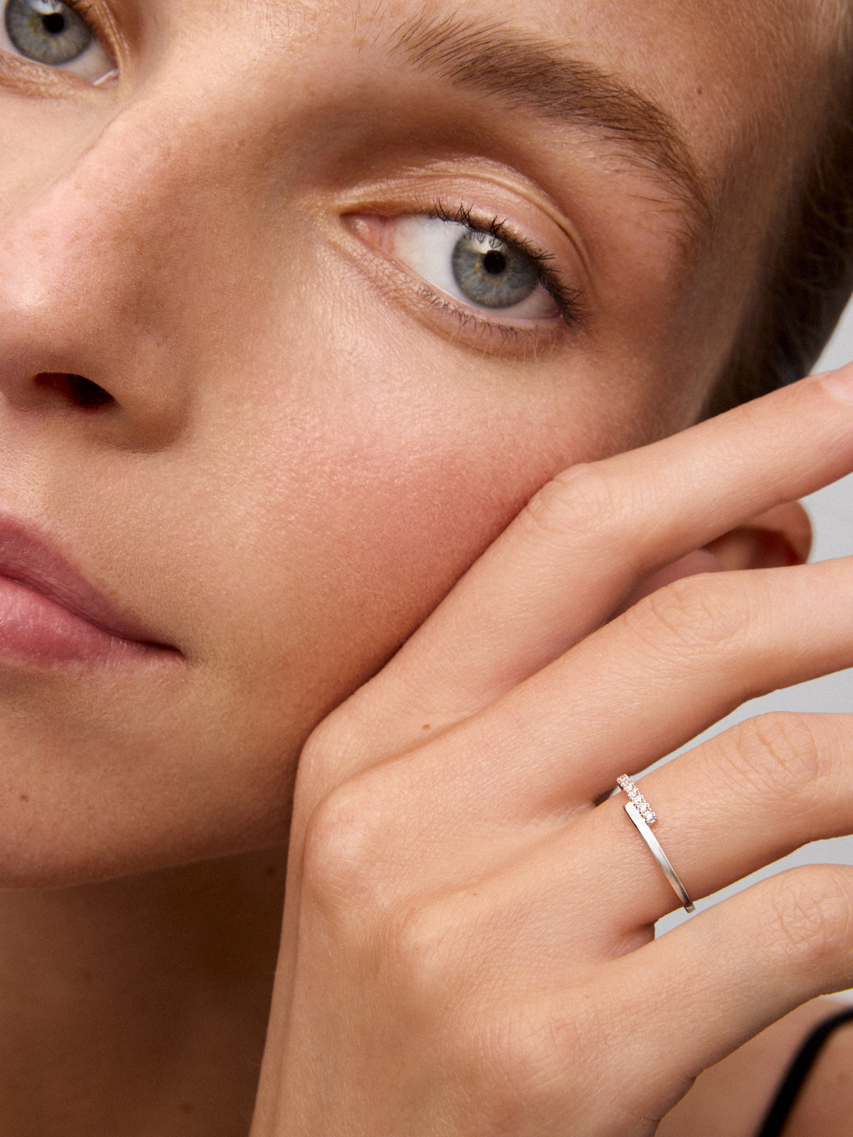 Anillo tú y yo de oro blanco de 18K con 11 diamantes en talla brillante con un total de 0,1 cts