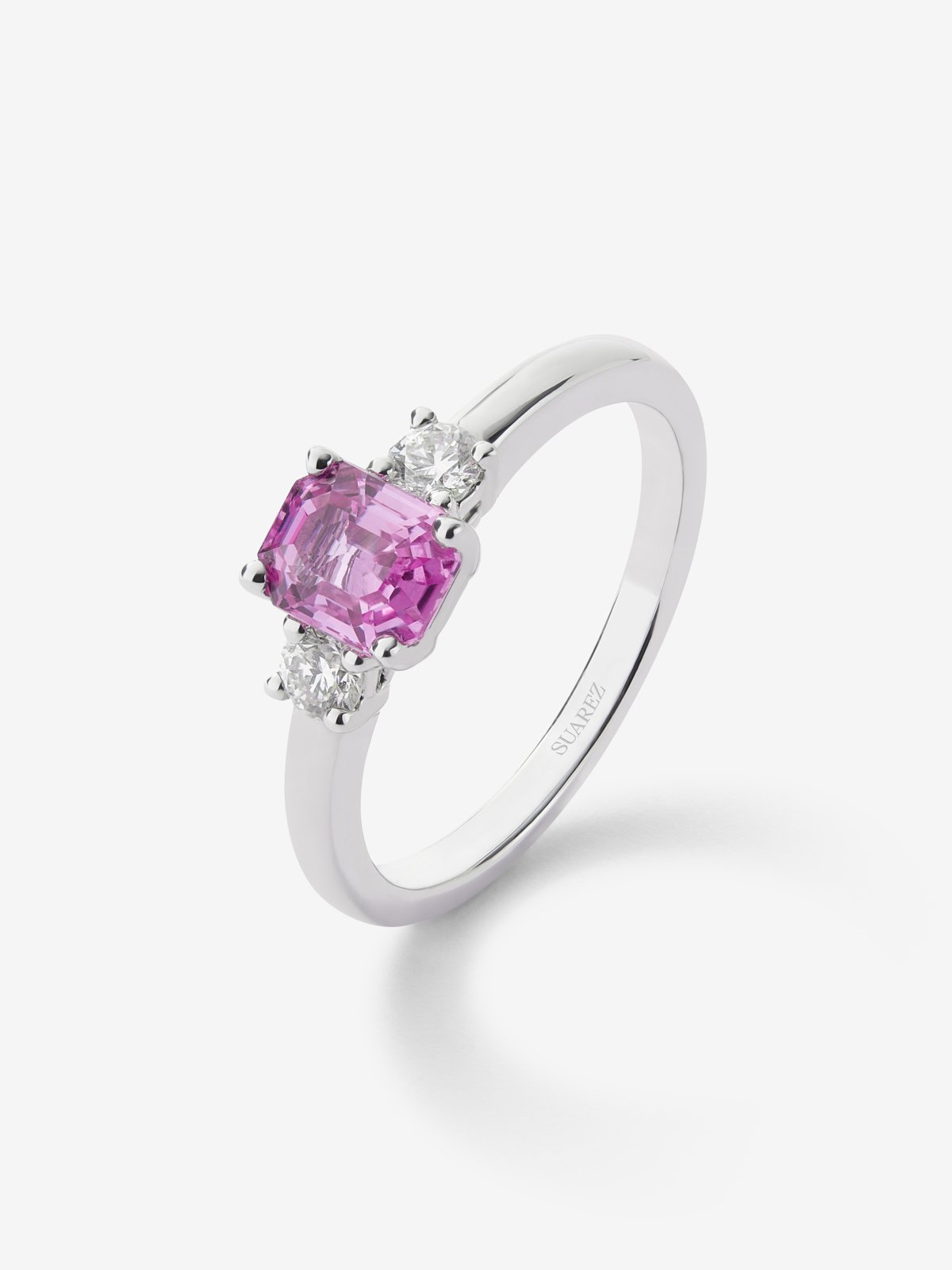 Anillo tresillo de oro blanco de 18K con zafiro rosa en talla octogonal y 2 diamantes en talla brillante con un total de 0,20 cts