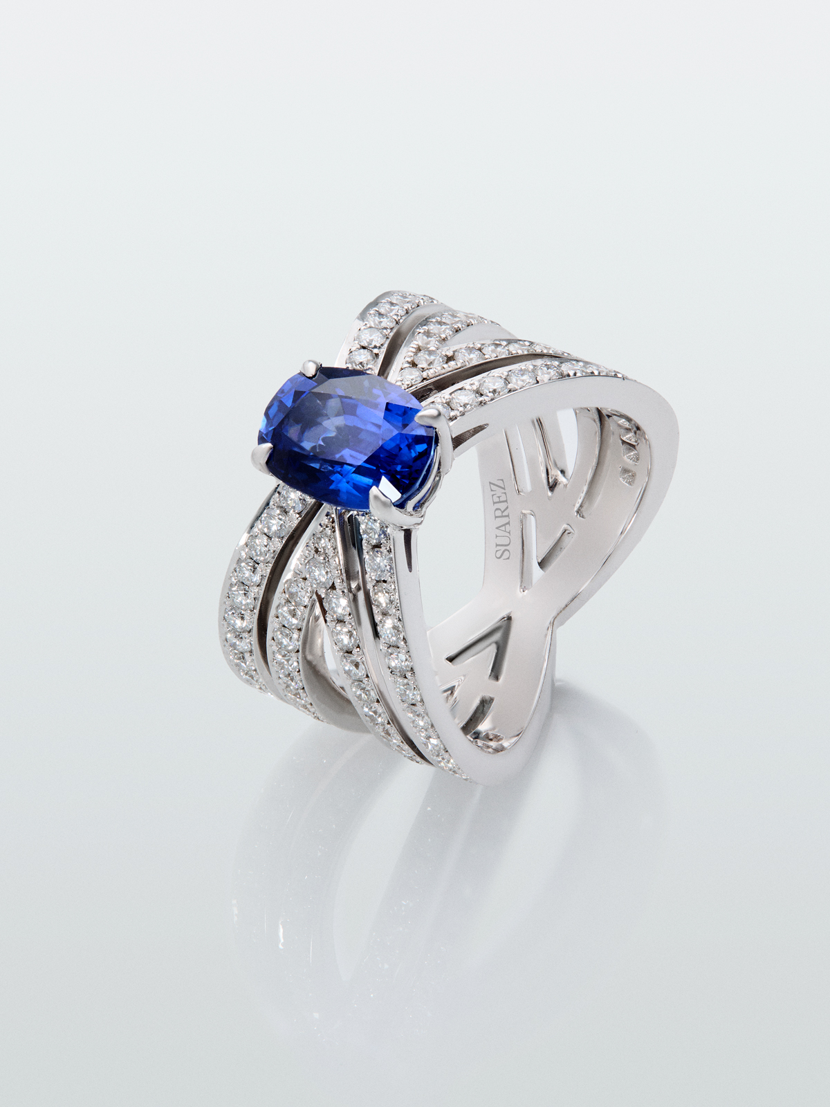 18K white gold multi-arm ring with oval-cut blue sapphire of 2.47 cts and brilliant-cut diamonds with a total of 1.09 cts