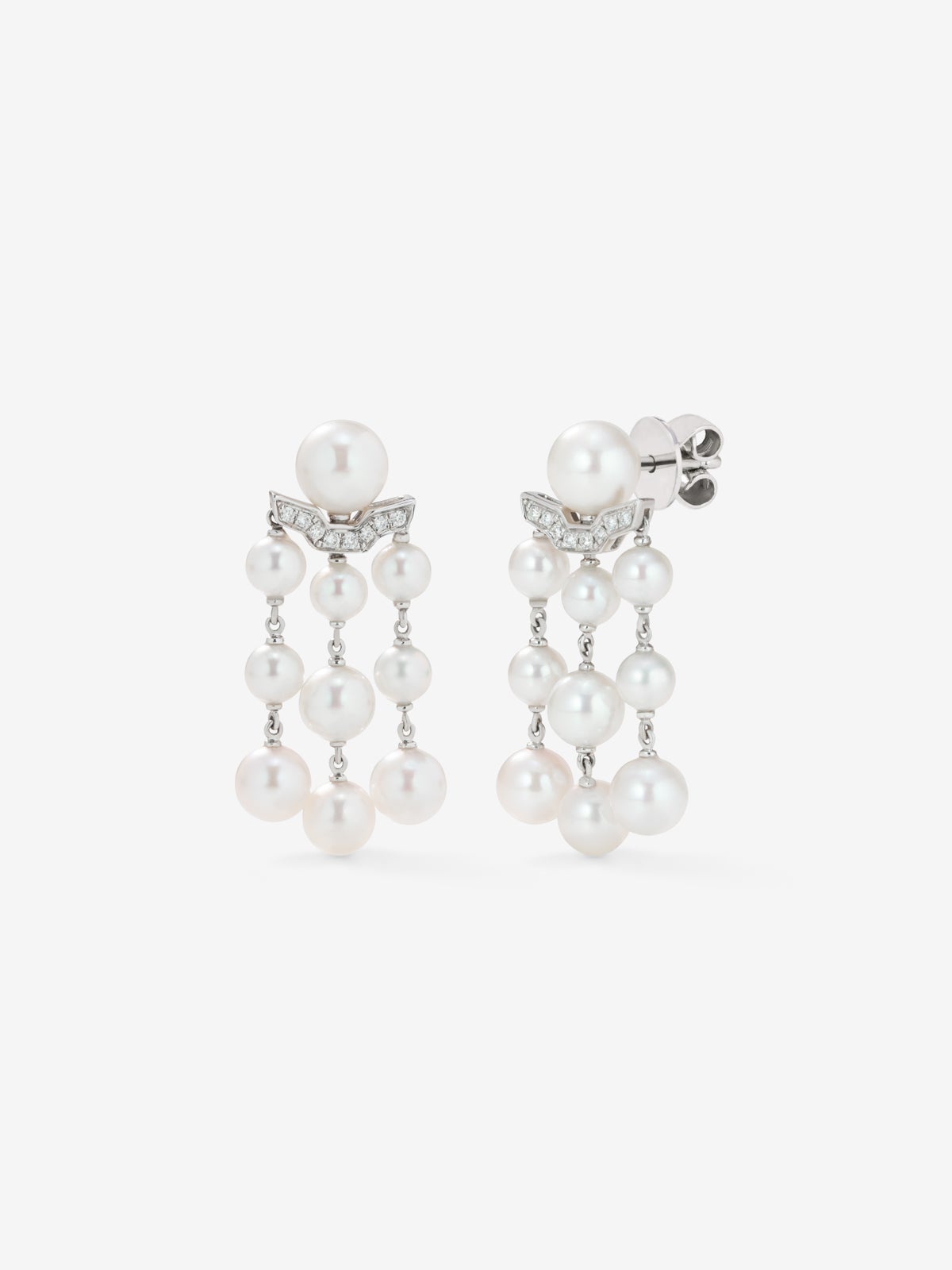 Pendientes de oro blanco de 18K con 20 perlas akoya y 16 diamantes en talla brillante con un total de 0,08 cts