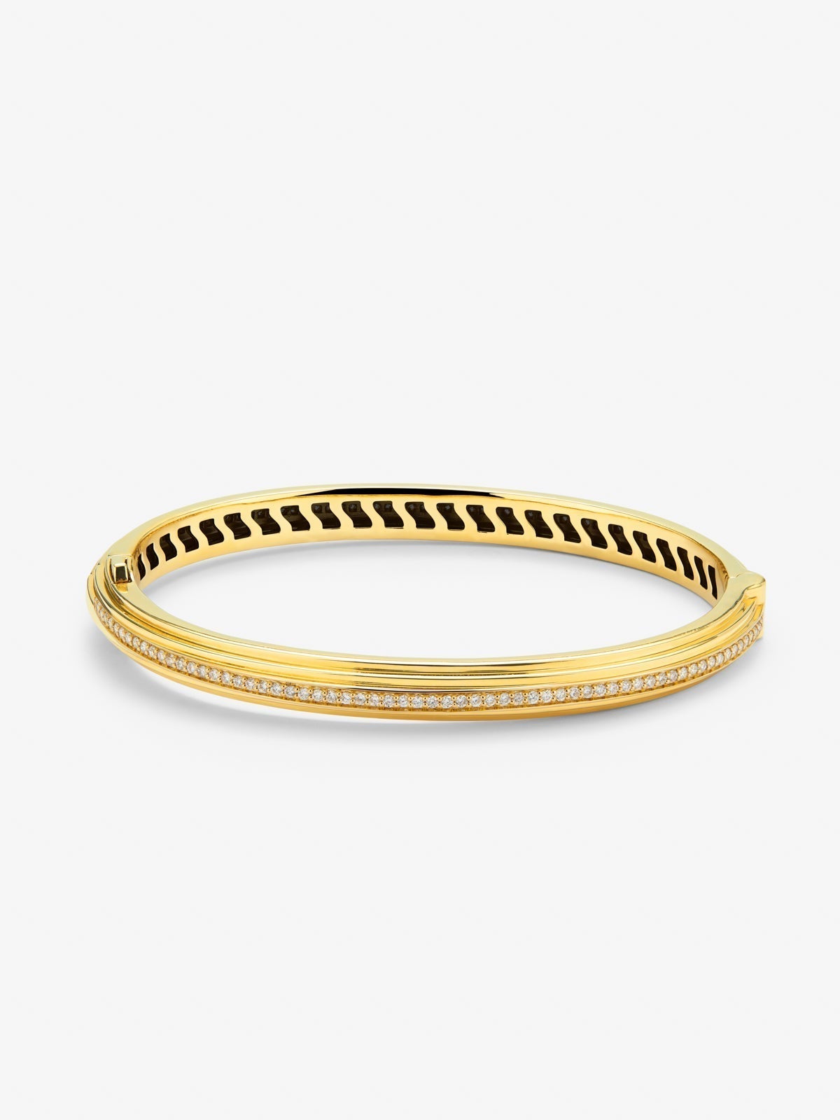 Pulsera rígida de oro amarillo de 18K con 69 diamantes en talla brillante con un total de 0,42 cts