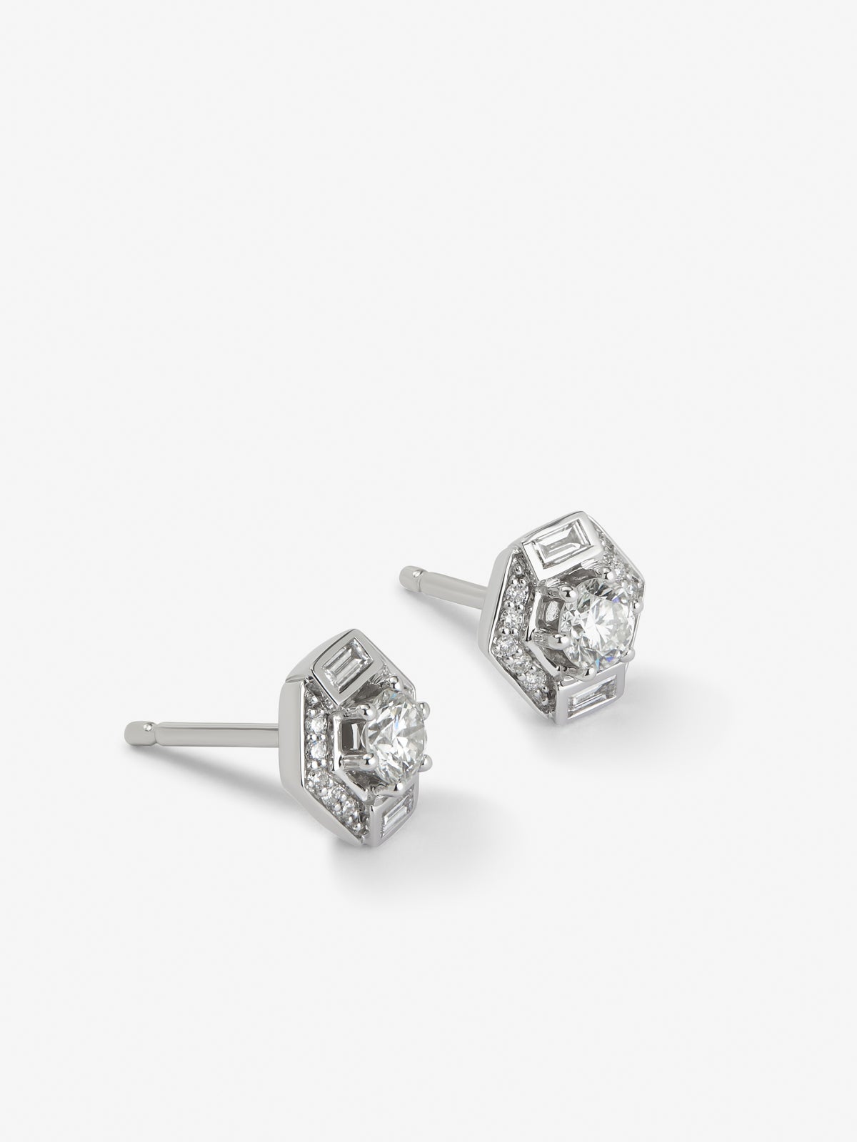 Pendientes de oro blanco de 18K con diamantes en talla baguette y brillante