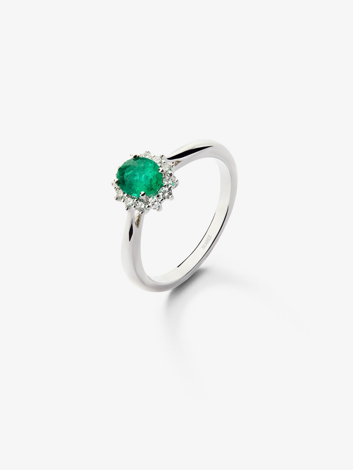 Anillo de oro blanco de 18K con esmeralda verde en talla oval de 0,3 cts y 10 diamantes en talla brillante con un total de 0,24 cts