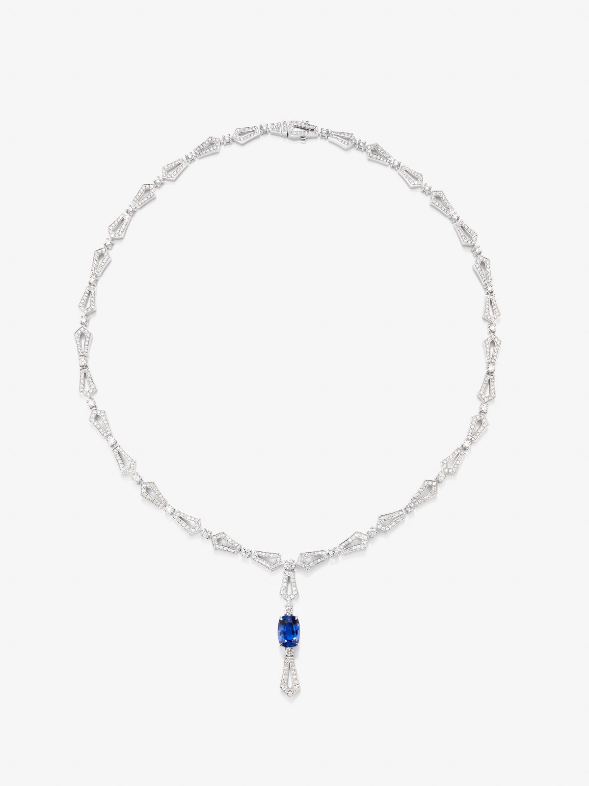 Collar de oro blanco de 18K con zafiro azul en talla cushion de 3,17 cts y diamantes blancos en talla brillante de 4,13 cts