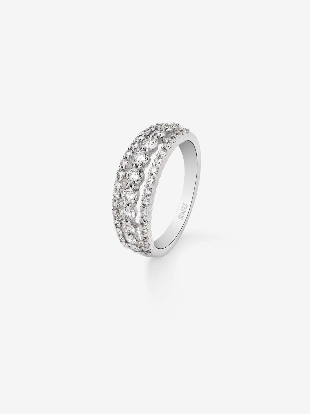 Anillo triple de oro blanco de 18K con 45 diamantes en talla brillante con un total de 0,93 cts