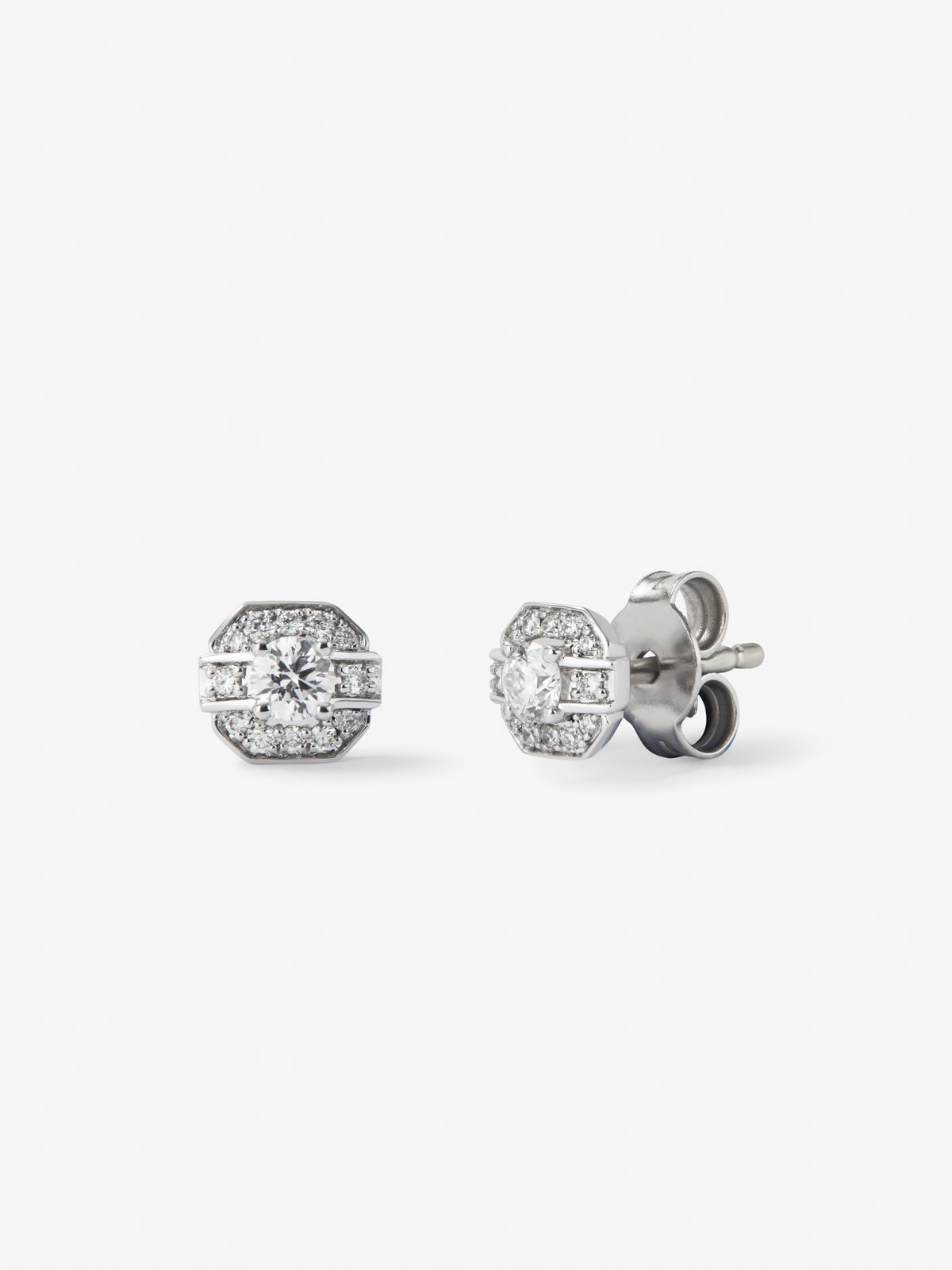 Pendientes de oro blanco de 18K con 2 diamantes centrales en talla brillante con un total de 0,2 cts y orla de 24 diamantes en talla brillante con un total de 0,1 cts