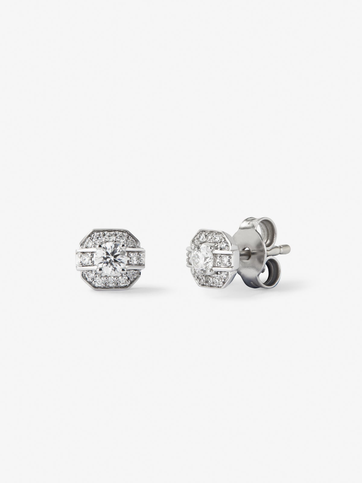 18K white gold earrings with 2 central brilliant-cut diamonds with a total of 0.2 cts and a border of 24 brilliant-cut diamonds with a total of 0.1 cts