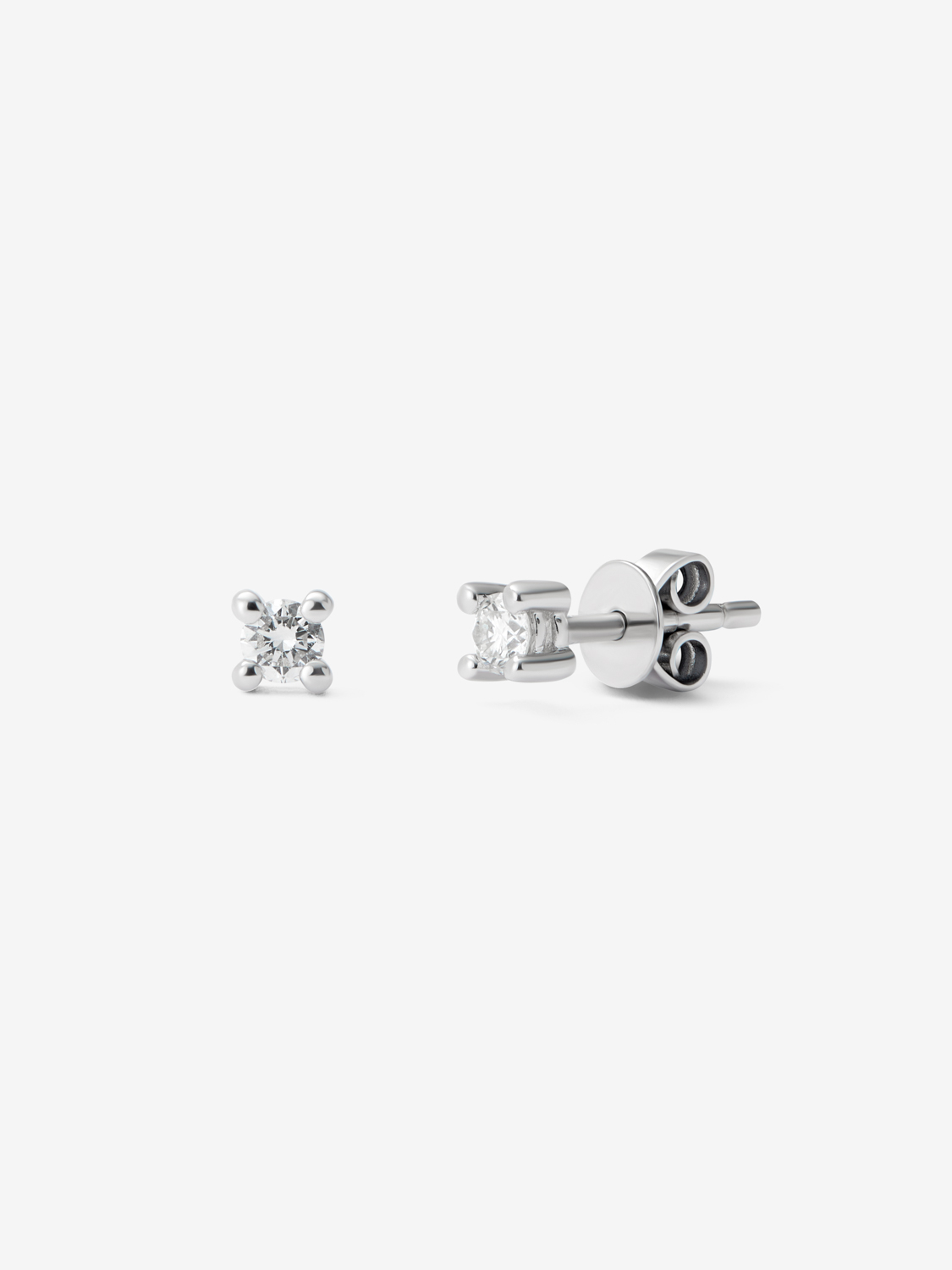 Pendientes solitarios de oro blanco de 18K con 2 diamantes en talla brillante con un total de 0,14 cts