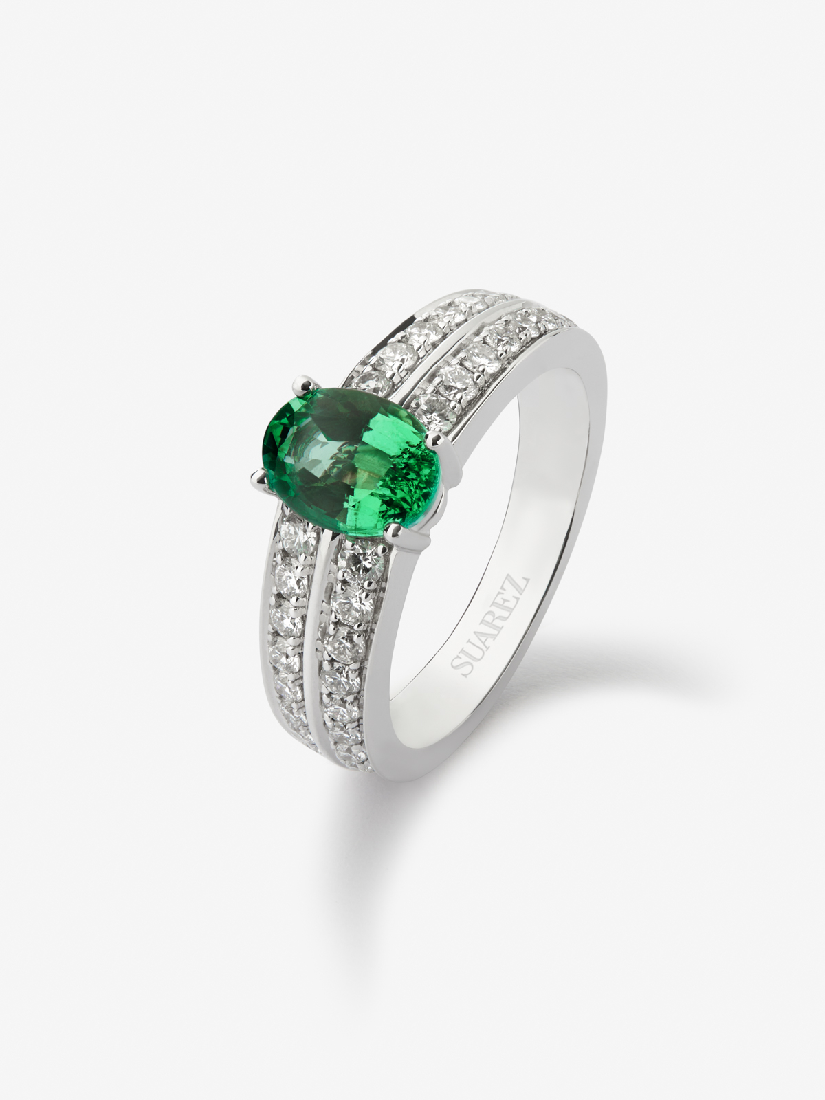 18K white gold ring with oval-cut emerald of 0.74 cts and 40 brilliant-cut diamonds with a total of 0.19 cts