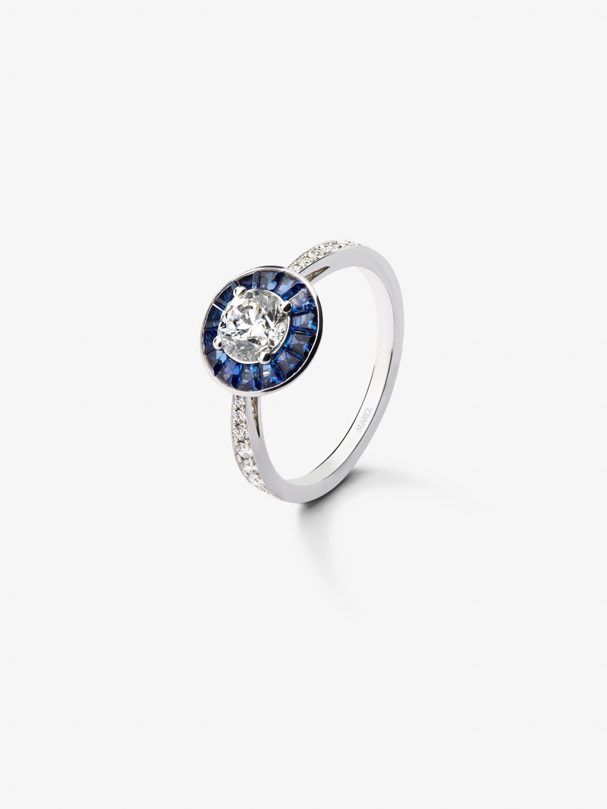 Anillo de oro blanco de 18K con zafiros azules en talla trapecio de 0,67 cts y diamantes en talla brillante de 0,88 cts