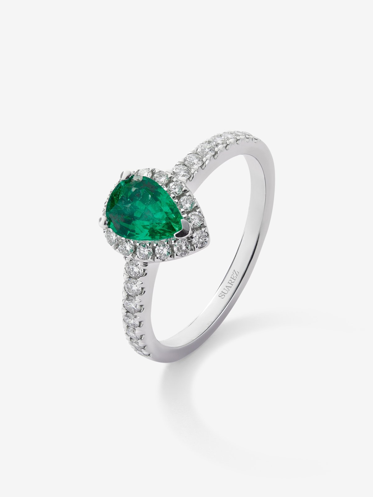 Anillo de oro blanco de 18K con esmeralda verde en talla pera de 0,66 cts y diamantes en talla brillante con un total de 0,34 cts